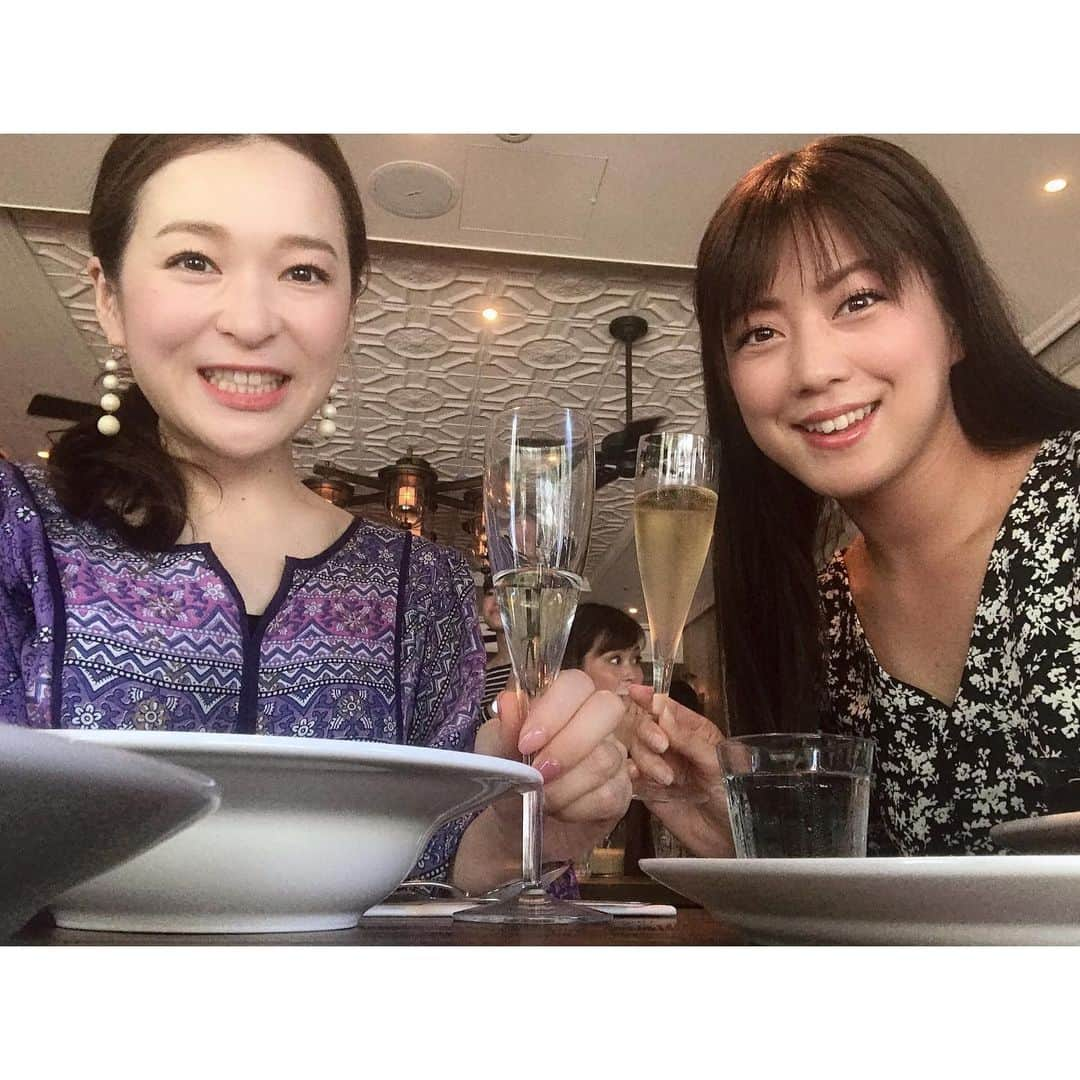 小野口奈々さんのインスタグラム写真 - (小野口奈々Instagram)「・ 東京の思い出のつづき💓 色んな人に会って、心の充電満タンで帰っていく 私の姿を友だちが撮ってくれていました😊 #大好きな先輩方と安定のタイ料理 #元KBCの増田アナウンサーともつ鍋 #温泉家の恭子ちゃんとお洒落なお店でランチ #小学校の友達と約10年分の近況報告 #会いたい人が多すぎていつも時間が足りません」8月14日 12時49分 - nana0no