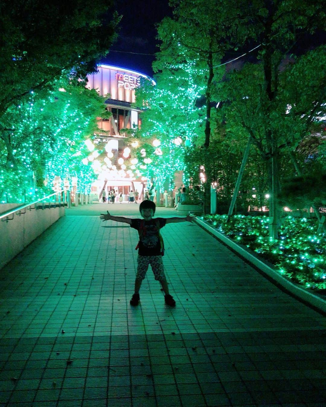 山田まりやさんのインスタグラム写真 - (山田まりやInstagram)「夜の遊園地は幻想的で大好き😍🎡✨ ・ ホワイトタイガーに乗るムネくんが 絵本に出てきそうな 勇敢な王子様みたい❤️とか ・ 2枚目 ピーターパンみたい❤️とか 色々想像しながら楽しみました😍✨ ・ #ムネくん  @central_official_  #夏休み  #東京ドームシティアトラクションズ  #イルミネーション  #キラキラ」8月14日 12時50分 - mariya.yamada