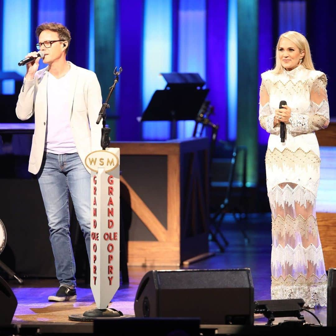 キャリー・アンダーウッドさんのインスタグラム写真 - (キャリー・アンダーウッドInstagram)「This pic pretty much sums up my night at the @opry This was my #FullCircleMoment !! Growing up, I was a member of the @bryan_white Fan Club and even sang to him in a meet and greet. Tonight, I sang WITH him in the circle! 😊」8月14日 12時50分 - carrieunderwood