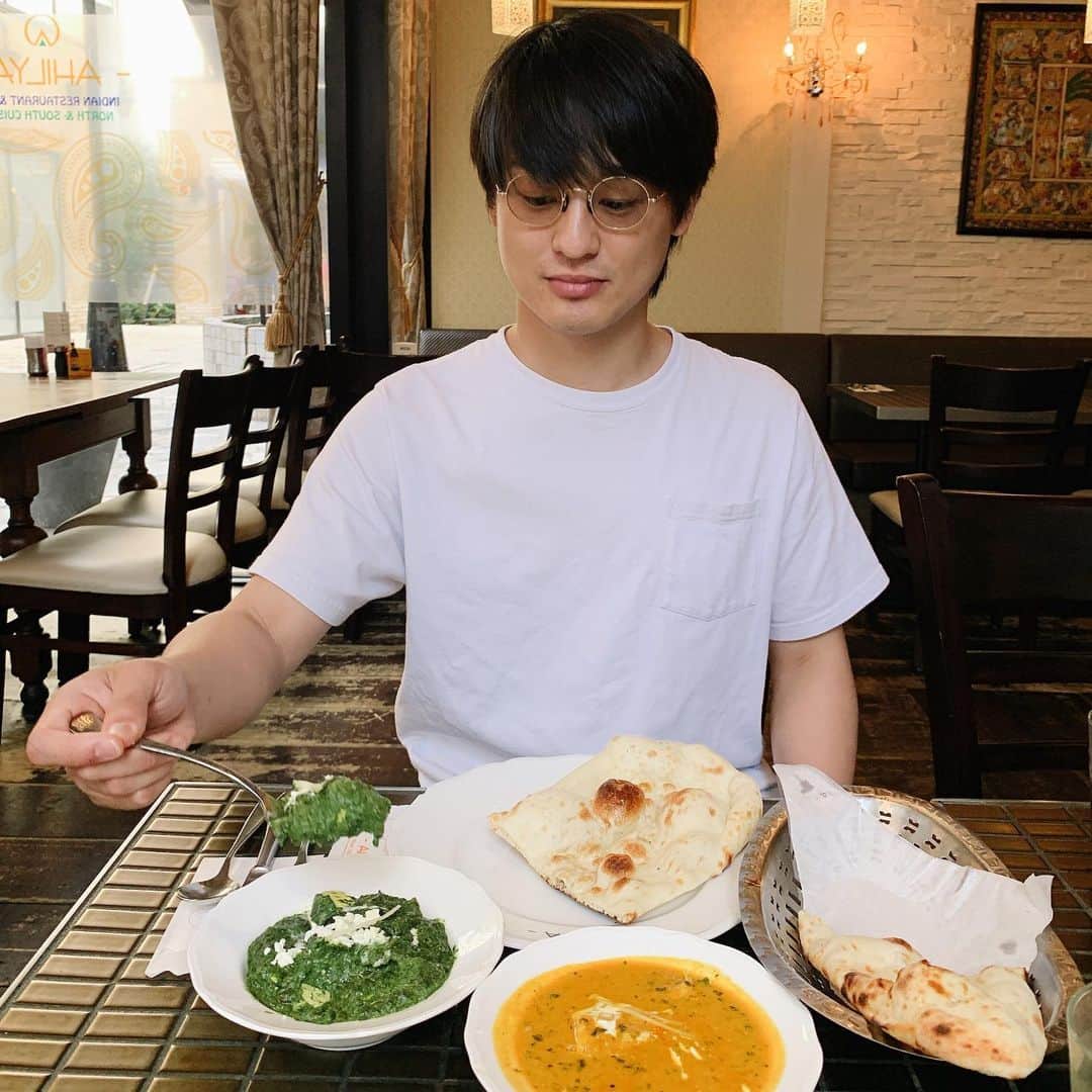 のインスタグラム：「たまにはナンでも #ただしすぐライス追加した #インドカレー #お盆 #なので #カレー活動 #サグカレー #フィッシュカレー #腹パンパン #しばらくカレーは続く #はず #カレーなる日々」