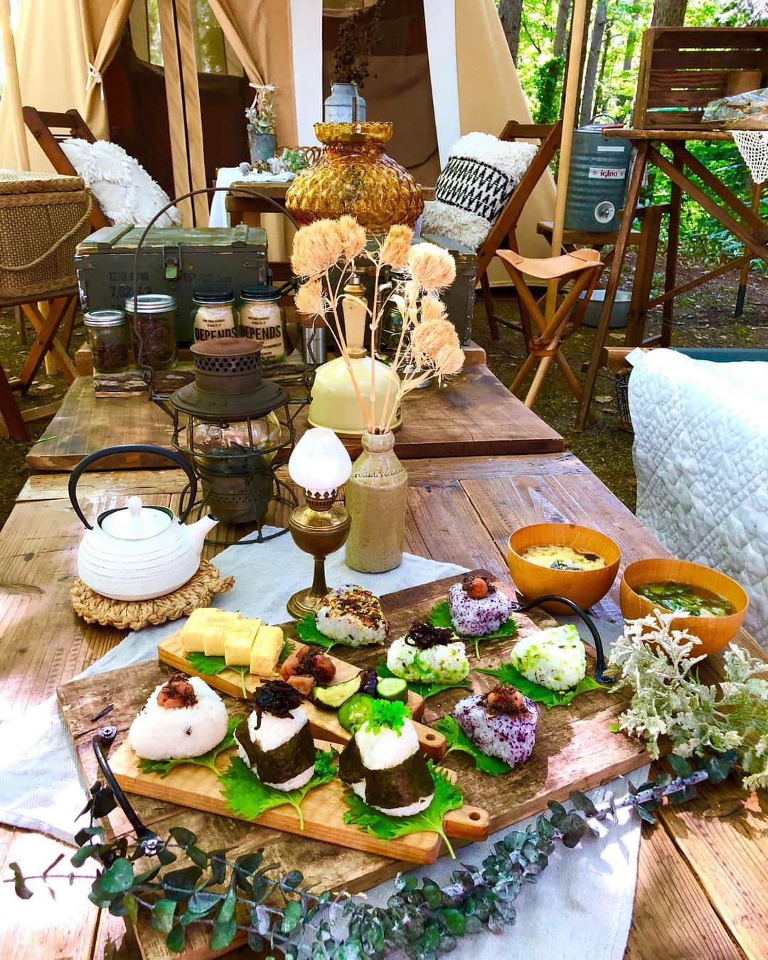 のインスタグラム：「#キャンプ#camp#camping #outdoor #キャンプ#アウトドア#キャンプ飯#cafe #カフェ#朝ごはん#instagood #instafood #外カフェ#外ごはん#女子キャンプ#女子キャンプ#outdoorlife#canon#7D#9000D#和食#和食ごはん * * 2019.8.13 * 🏕💕 8.10-12 高ソメキャンプ場 * * 2日目の朝ご飯は和食😋😋 * 🍙💕 * おにぎりって何個でも食べれちゃうですよねー😋😋😋 * * 後半川キャンプは台風で中止に😭😭😭 * * 台風被害でませんように🙏💦 皆さん気をつけて💦」