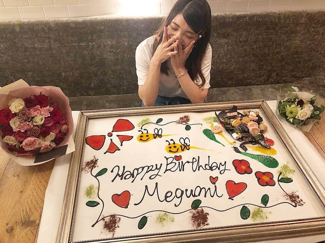 畠山智妃さんのインスタグラム写真 - (畠山智妃Instagram)「8/13は、きち（@megu813 ）の誕生日🎂❤ 当日お祝いパーティーしてきたよ🤭💐 パーティーの演出を全て、まみたん（@mamiii.97kato ）がやってくれたょ✨お腹にベビたんがいて大変な時なのに、率先してきちに喜んでもらえるようなインスタ映えしそうなお店探してくれて…お見事✨❗インスタ映えピッタリのお店でした📸🎀✨ありがとう💕  SDN48への加入が決まって上京してきたのが吉と唯一、もう一人広島から出てきたかなにゃん❤2人で「10年前は表参道でご飯してるなんて想像しなかったね〜🤭」て笑い合ってて微笑ましかったょ🤗昨日も相変わらずの大人な気遣いができるユーモア女子だた✨  当日のお誘いにも関わらず来てくれたまちこちゃん（@machikotezuka ）🤭 個人的にまちこちゃんは現役時代によく色んなところ一緒に行ったし、とにかく一緒に銭湯で汗出しまくってた仲だし、またゆっくり会える仲になりたいよなぁ〜って思ってたから嬉しい😄  いつも忙しいひろみん（@hiromi1983m ）❗それでも来てくれるフットワークが軽い❗ひろみんはねー、昔も今も変わらず優しいーーーいお姉ちゃん💕 黙ってるか踊ってたらスマートでカッコいいお姉さんだけどね😏話すとね…なんかね…ちょっとね…抜けて…るの（笑）そんなとこも好き💕  そんな優しくて面白いメンバーが集まれて、吉のお誕生日を今年もお祝いできて幸せ❤ まみたんが、「みんなが集まってくれたのも吉の人柄だね☺」って。ほんとにそのとおりで…。 優しいというか、面白いというか…んー、強そうで弱そうで…。わたし的にはなんかほっとけないというか…。 情深くて、ミーハーで（笑） とにかく映えるところ好き（笑）気になったことはとにかくやってみる、お転婆娘です☀ 笑顔がホントに輝いてる✨だからこそ、笑顔でいなきゃって頑張ってるところを見ると助けたくなっちゃうんだょ…とほほほ。  そんなこんなで出逢って10年。  仲間です。  何がなんでも仲間です。吉のこれからがどんどん花咲いていきますょうに✨💐✨ #sdn48 #今吉めぐみ #加藤雅美 #伊藤花菜  #手束真知子 #誕生日パーティー」8月14日 13時05分 - chaki_wooper