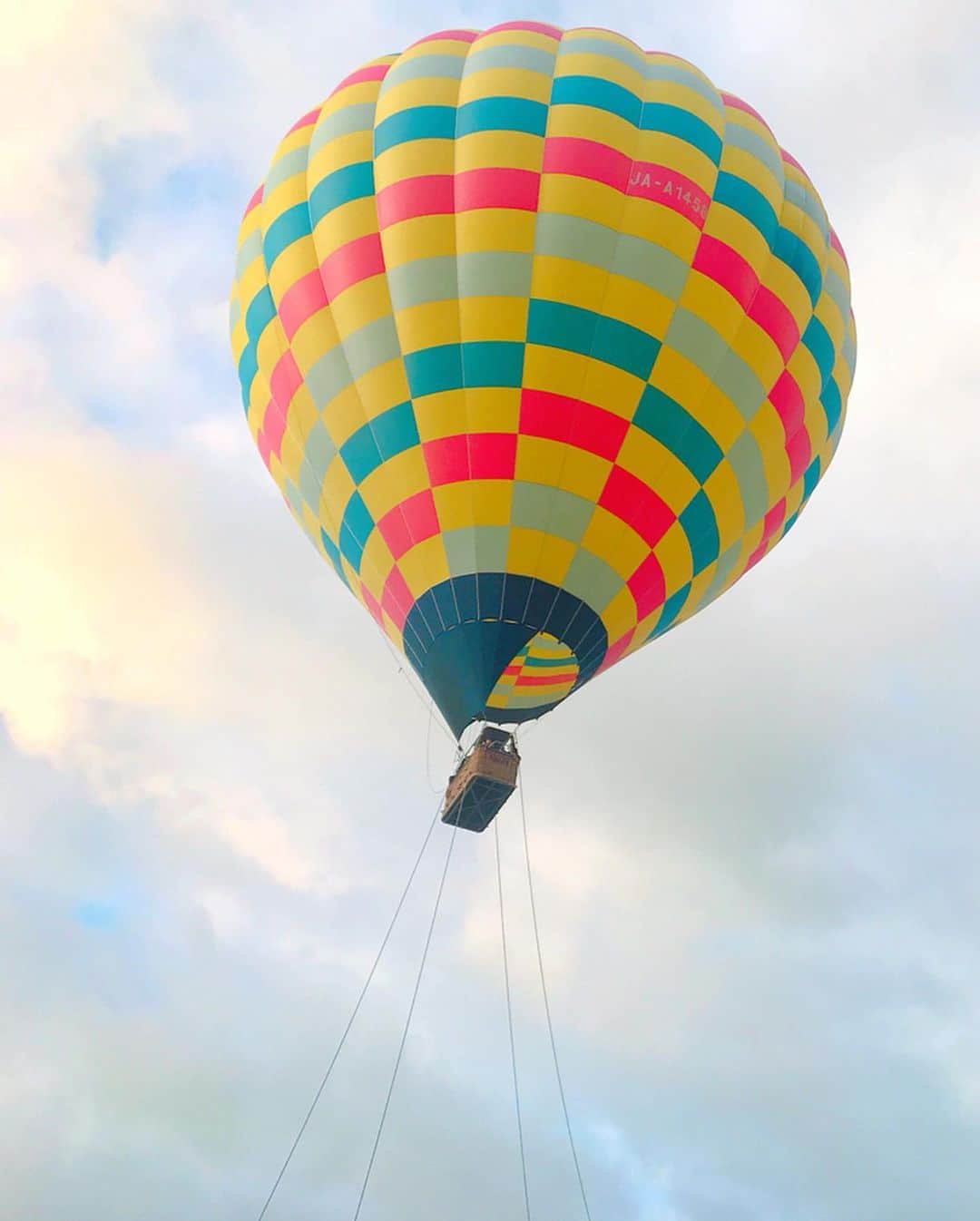 笹口直子さんのインスタグラム写真 - (笹口直子Instagram)「今朝は太陽が出る前に出発して気球に乗ってきました⛰ ・ ・ 娘は音にビックリしていましたが、凄く気持ちよかった☁️☁️ ・ ・ #夏休み #家族旅行 #気球 #夏休み旅行 #頭熱かった笑」8月14日 12時59分 - na.o.ko.16
