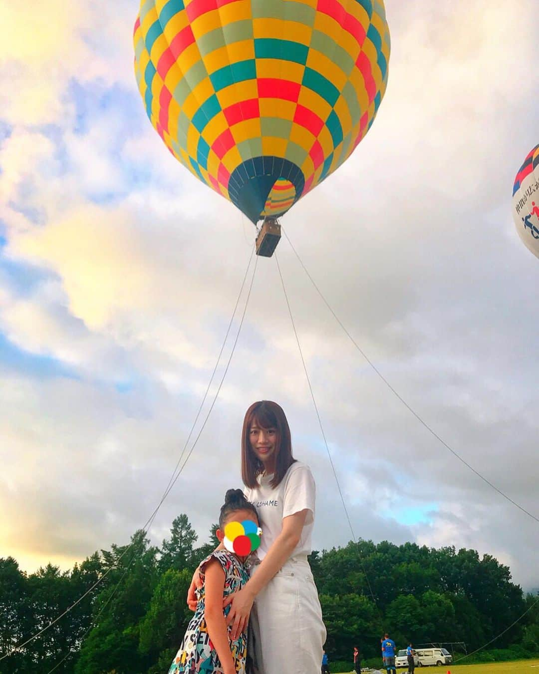 笹口直子さんのインスタグラム写真 - (笹口直子Instagram)「今朝は太陽が出る前に出発して気球に乗ってきました⛰ ・ ・ 娘は音にビックリしていましたが、凄く気持ちよかった☁️☁️ ・ ・ #夏休み #家族旅行 #気球 #夏休み旅行 #頭熱かった笑」8月14日 12時59分 - na.o.ko.16