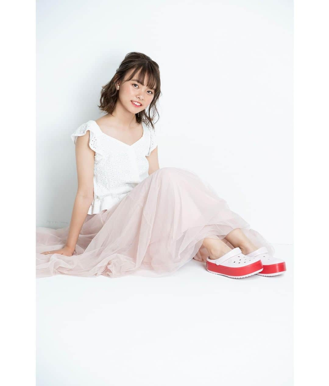 クロックス（crocs）さんのインスタグラム写真 - (クロックス（crocs）Instagram)「流行のチュールスカートがかわいすぎ💕 Platform Clogは、ガーリーコーデもお手の物😉🍬 #Crocs #クロックス #夏コーデ #PlatformCrocs #SummerOfCrocs Model: UTA」8月14日 13時00分 - crocsjp