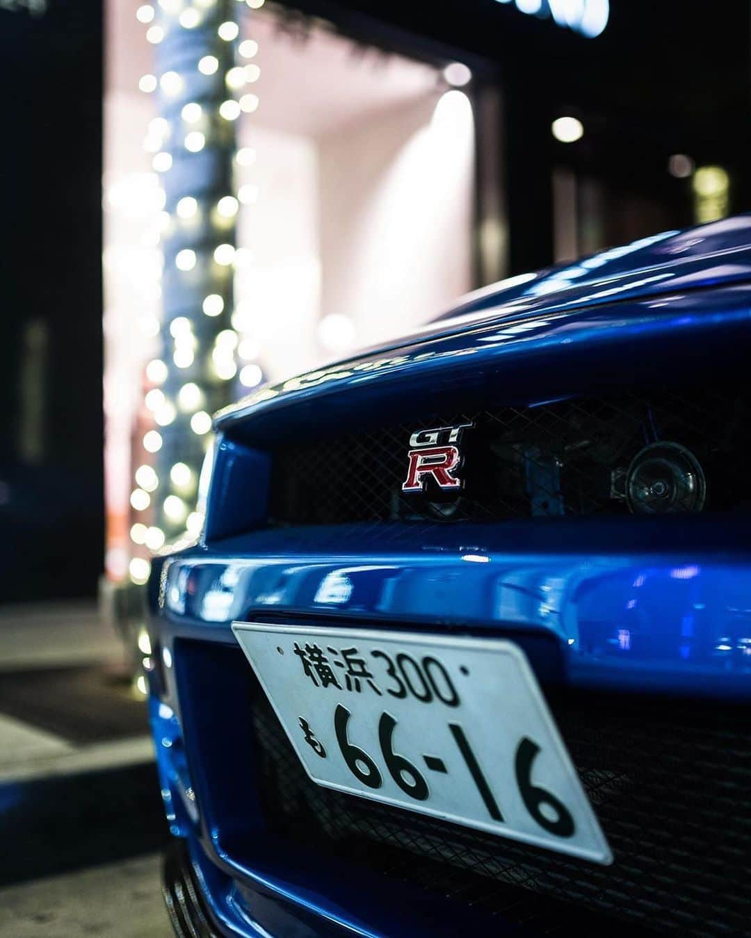 CARLiFESTYLEさんのインスタグラム写真 - (CARLiFESTYLEInstagram)「OG Godzilla. The R34 GTR 😍or😒? Photo by @zachbrehl | @yyzcurator #carlifestyle」8月14日 13時02分 - carlifestyle