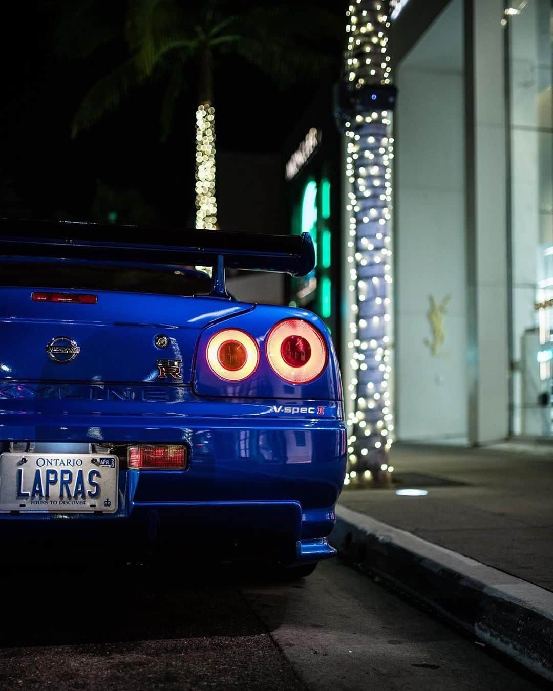 CARLiFESTYLEさんのインスタグラム写真 - (CARLiFESTYLEInstagram)「OG Godzilla. The R34 GTR 😍or😒? Photo by @zachbrehl | @yyzcurator #carlifestyle」8月14日 13時02分 - carlifestyle