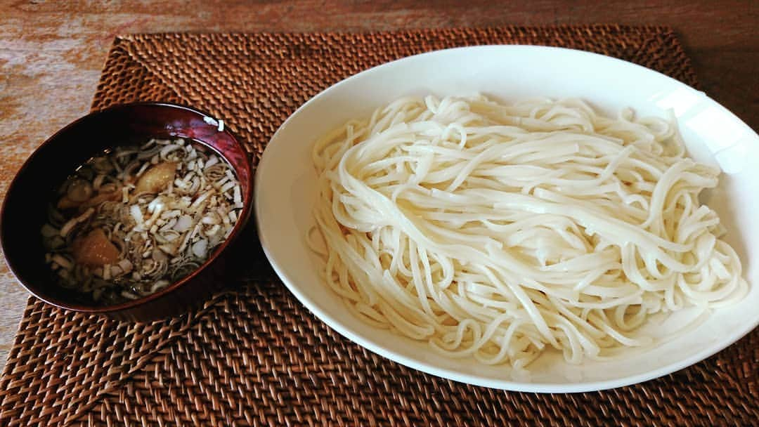 村上純のインスタグラム：「世界一好きなうどんを水で締めて鶏肉入りお出汁で。  #氷見うどん #富山 #麺の表面ツルツル #噛むとムグムチ #お土産オススメ #つけ汁は母ちゃん仕込み」