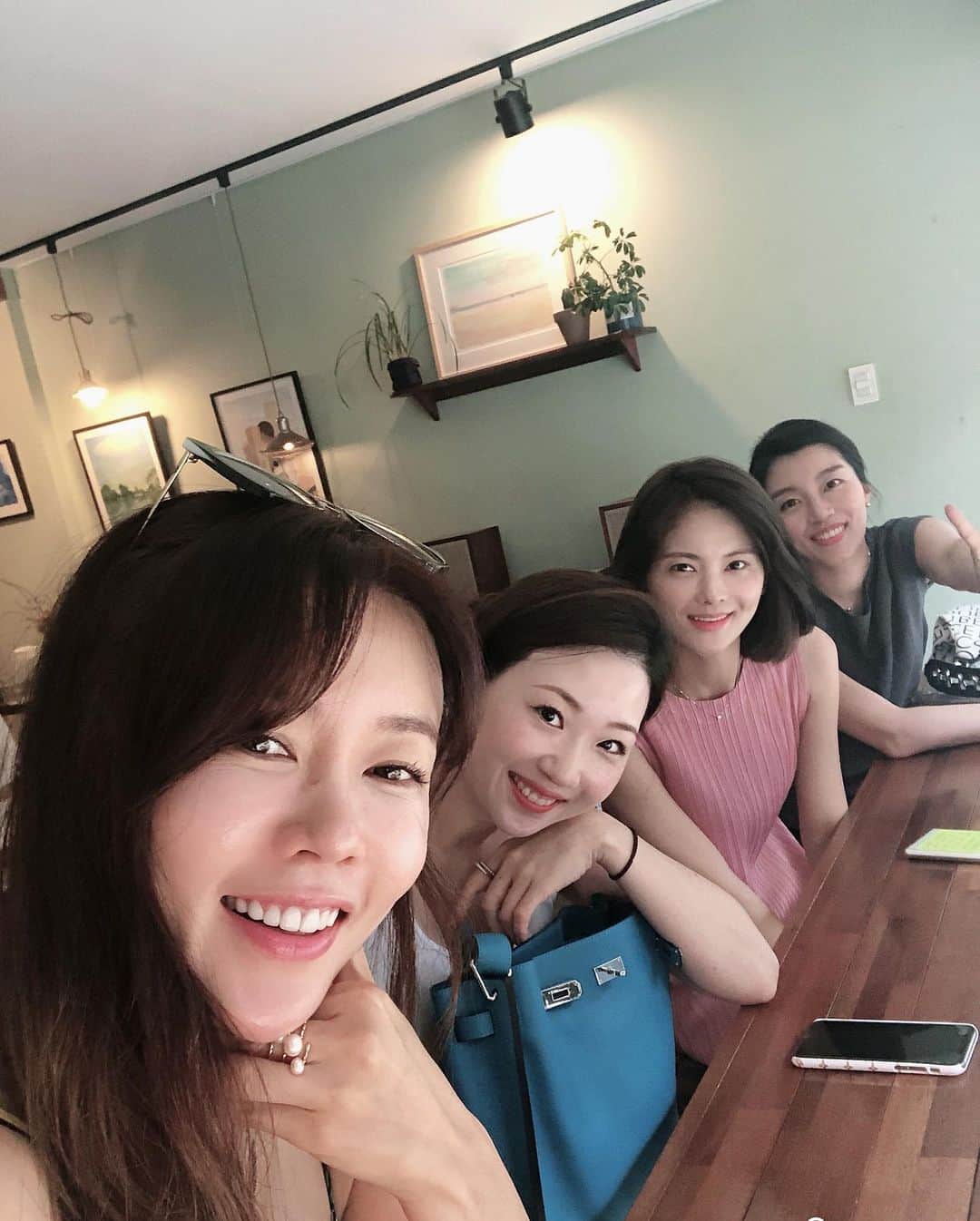 アン・ソニョンさんのインスタグラム写真 - (アン・ソニョンInstagram)「#바로스일상 . . . 출근전 #오전근력운동 #어깨뽀개기 하고, 점심 약속전에 미리  #레이핏펌킨 한컵 원샷✌🏻 . . . 겸댕이 #조동포 (조리원동기4 or 조리원동기forever) 동상들이 제품도 구매할겸 큰언니 응원차 짬내서 사무실에 놀러와떠요🤗 . . . 문득문득 갑자기 언니 일하느라 피곤하시죠? 하며 돌아가며 먹을거리, 마실거리 선물로 보내대는, 요즘 보기드문  #철든동생들💕 #바로가만들어준소중한인연 #거마워얘듀라❤️」8月14日 13時07分 - anney_an_love
