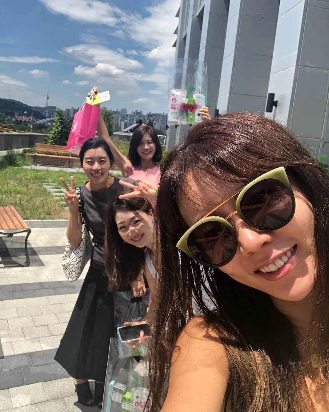 アン・ソニョンさんのインスタグラム写真 - (アン・ソニョンInstagram)「#바로스일상 . . . 출근전 #오전근력운동 #어깨뽀개기 하고, 점심 약속전에 미리  #레이핏펌킨 한컵 원샷✌🏻 . . . 겸댕이 #조동포 (조리원동기4 or 조리원동기forever) 동상들이 제품도 구매할겸 큰언니 응원차 짬내서 사무실에 놀러와떠요🤗 . . . 문득문득 갑자기 언니 일하느라 피곤하시죠? 하며 돌아가며 먹을거리, 마실거리 선물로 보내대는, 요즘 보기드문  #철든동생들💕 #바로가만들어준소중한인연 #거마워얘듀라❤️」8月14日 13時07分 - anney_an_love