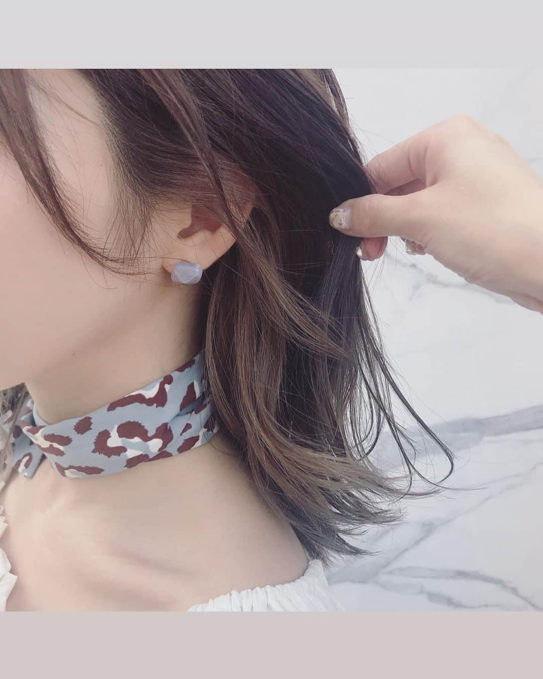 渡辺楓のインスタグラム：「先日、インナーカラーしてもらってきました🥺💓 ずっとしたかったから嬉しい🌼🌼 やってもらってすぐも可愛かったんだけど、色が徐々に落ちてきたいまもめちゃくちゃ可愛い😻💓 のんちゃんのお友達に染めてもらいましたー☺️✌️ 可愛くしてくれてありがとうございます♡  #haircolor #ヘアカラー  #インナーカラー #スカーフコーデ  #STARMARIE #スタマリ」