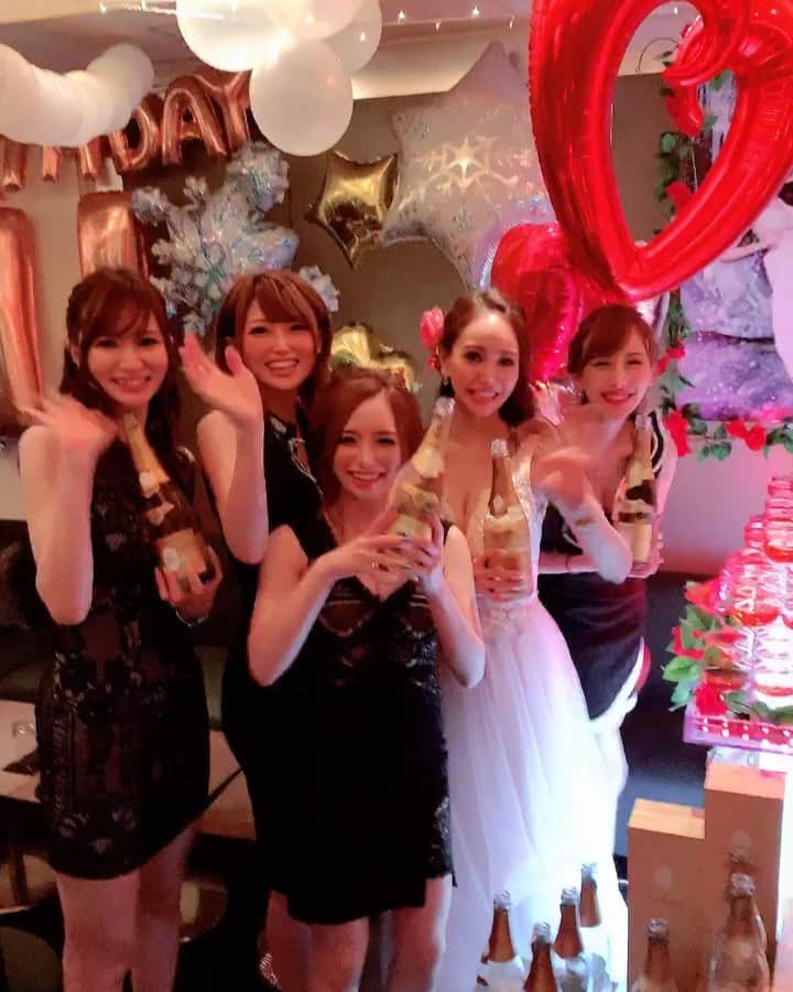 のインスタグラム：「. これいちばん好き💓みんな集合🥺💖💖 みんなそれぞれお客様がいる中で集まってくれて 一緒の時間を作ってくれて嬉しすぎた😭💖💖 当日いきなりお願いしたのに快く引き受けてくれた😢 ジェントルの可愛い売れっ子大集合😍💕😭♥️ みんなのお客様も本当にありがとうございます🐶🥂 誰よりも贅沢な時間でした❤️💎❤️💎❤️ 最後の夢ちゃんが写真を撮ってくれてるところ📸 とても好き💓幸せ者です😭😭😭💖💖 楽しすぎて私の目は開いていません🤣🤣✈️✈️✈️🤙 . #バースデー #lipline #リップライン #キャバドレス #バースデードレス #ジェントル大好き #シャンパンタワー #クリスタルタワー #大森靖子  #歌舞伎町 #キャバクラ #キャバ嬢 #gentlemanzclub #ジェントルマンズクラブ #ジェントル #桜ゆみ #新宿 #銀座 #西麻布 #松本 #六本木 #東京 #大阪 #北新地 #ミナミ #すすきの #中洲 #名古屋 #祇園」