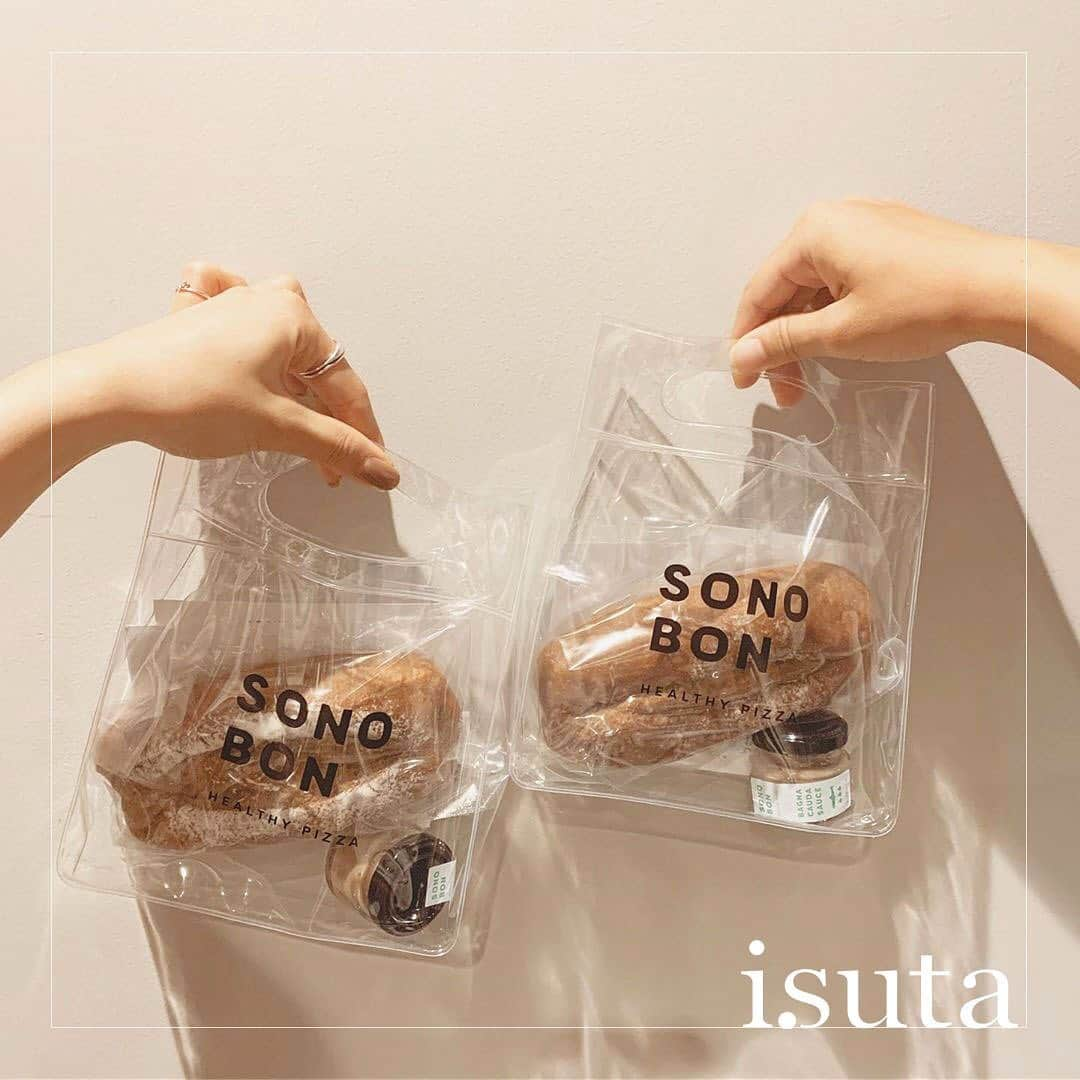 isutaさんのインスタグラム写真 - (isutaInstagram)「. 表参道に新しくオープンした低糖質ピザ専門店「sonobon（ @sonobon_official ）」をご紹介♡ . イタリアでブームになっている「切り売りピッツァ」を日本で先駆けて展開しているお店なんです♩ . 定番のメニューから、季節ごとに変わるメニューまで10種類ほど揃っているんだそう！ . また、完全キャッシュレスなので、お会計もスマートにできちゃいます。 ぜひ遊びに行ってみてくださいね！  _____ sonobon open：11:00〜20:00 access：東京都渋谷区神宮前3-4-3 パークサイド表参道 1階 _____ photo by @maipipii  @yuna_0405 .  isutaのwebサイトでは、おすすめのコーデから可愛いカフェまでたくさんの情報をお届けしています！ また、isutaのオリジナルグッズも販売中！ ぜひisutaのwebサイトからチェックしてみてください♩  流行のアイテムやスポットの写真にはハッシュタグ#isutapic を付けるか @isuta_jp をタグ付けして教えてね❤︎ . #isuta #isutapic #isutacafe #isuta_東京カフェ #イスタ #表参道カフェ #SONOBON」8月14日 13時17分 - isuta_jp