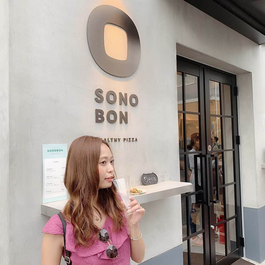 isutaさんのインスタグラム写真 - (isutaInstagram)「. 表参道に新しくオープンした低糖質ピザ専門店「sonobon（ @sonobon_official ）」をご紹介♡ . イタリアでブームになっている「切り売りピッツァ」を日本で先駆けて展開しているお店なんです♩ . 定番のメニューから、季節ごとに変わるメニューまで10種類ほど揃っているんだそう！ . また、完全キャッシュレスなので、お会計もスマートにできちゃいます。 ぜひ遊びに行ってみてくださいね！  _____ sonobon open：11:00〜20:00 access：東京都渋谷区神宮前3-4-3 パークサイド表参道 1階 _____ photo by @maipipii  @yuna_0405 .  isutaのwebサイトでは、おすすめのコーデから可愛いカフェまでたくさんの情報をお届けしています！ また、isutaのオリジナルグッズも販売中！ ぜひisutaのwebサイトからチェックしてみてください♩  流行のアイテムやスポットの写真にはハッシュタグ#isutapic を付けるか @isuta_jp をタグ付けして教えてね❤︎ . #isuta #isutapic #isutacafe #isuta_東京カフェ #イスタ #表参道カフェ #SONOBON」8月14日 13時17分 - isuta_jp