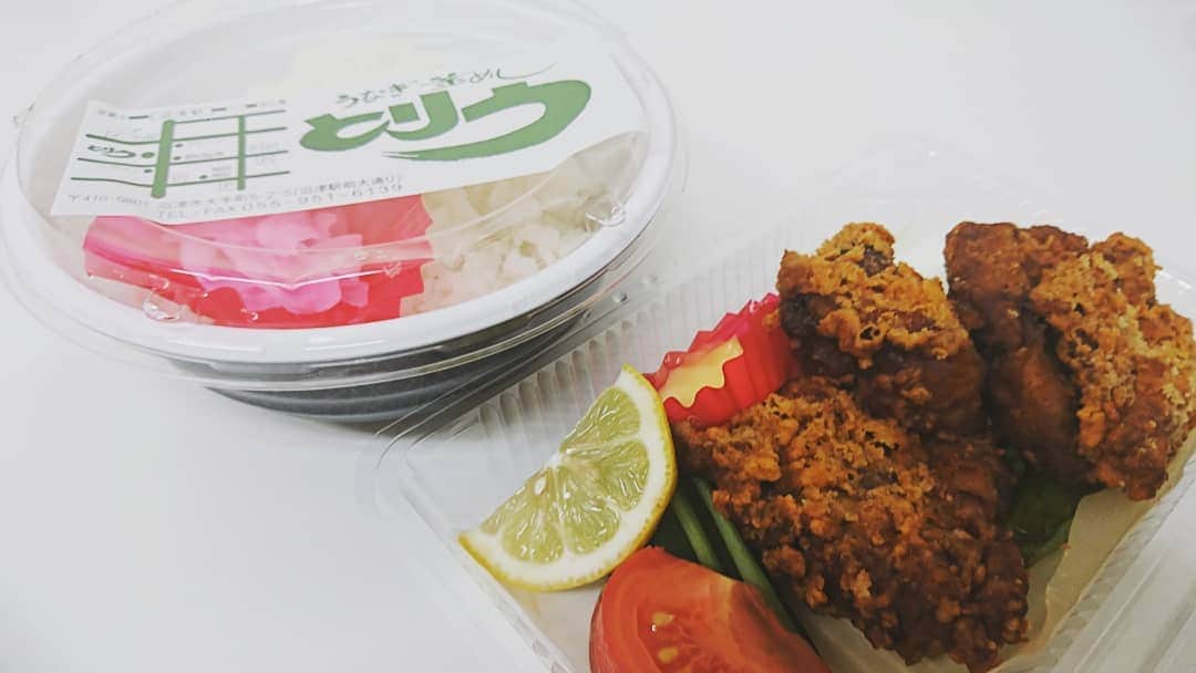 のインスタグラム：「『とりうの唐揚げ定食』創業昭和二年からやってる沼津で有名なお店＼(^o^)／！旨い！今日は沼津ラクーンよしもと劇場出番♪実はいろいろある吉本の劇場の中で、沼津の劇場は一番ケータリングが凄いのです！！お昼ご飯まで♪ありがたいのです♪  #沼津 #とりう #老舗 #唐揚げ #唐揚げ定食 #沼津ラクーンよしもと劇場 #ケータリング #吉本興業 #レギュラー松本 #あるある探検隊 #劇場」