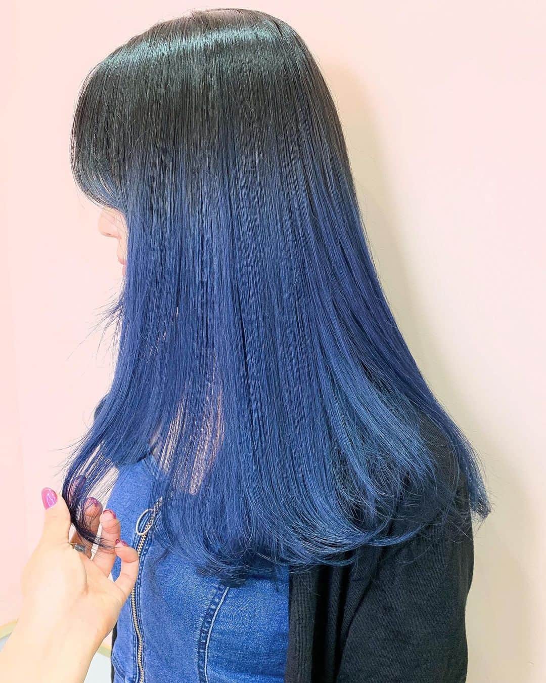 原涼香のインスタグラム：「gradation blue 🌊🌊 毛先はブリーチ3回ベースです♡ 定期的にきてくださるため、 ブリーチしてからは既に4.5回ほど カラーのみで、楽しんでいます👒💕」