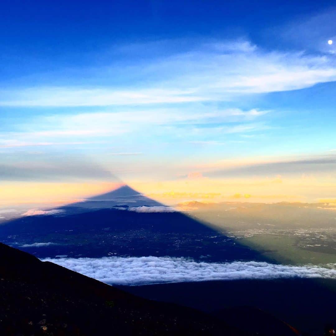 千紘れいかさんのインスタグラム写真 - (千紘れいかInstagram)「富士登山達成！！🗻 美しい影富士をおすそ分け✨  #富士山 #富士登山 #影富士 #Mt.Fuji #クラツー登山の旅  #絶景  #地球  #大自然」8月14日 13時20分 - chihiro.reika