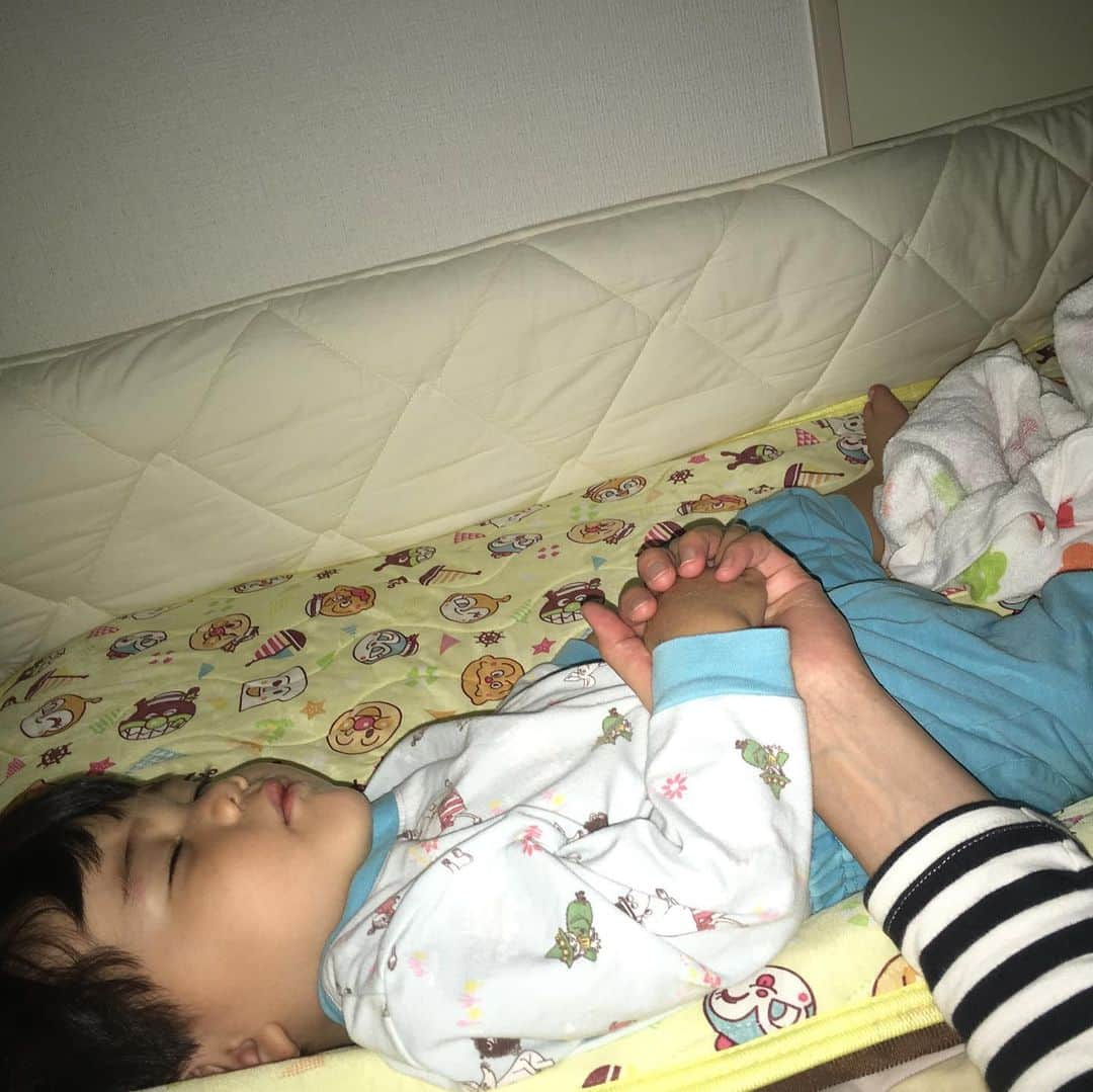 ゆみみさんのインスタグラム写真 - (ゆみみInstagram)「手繋いで寝てくれる。  #子育て日記 #育児 #育児日記 #子育てぐらむ #1歳6ヶ月 #息子 #令和元年 #ママ #ママリ #おやばか部#ママスタ #コドモノ #ママタス #コドモ #ママライフ #ママびより #ママリミニ #ママノコ  #子供 #ママリ絵日記 #ママリ」8月14日 13時24分 - yumimi76