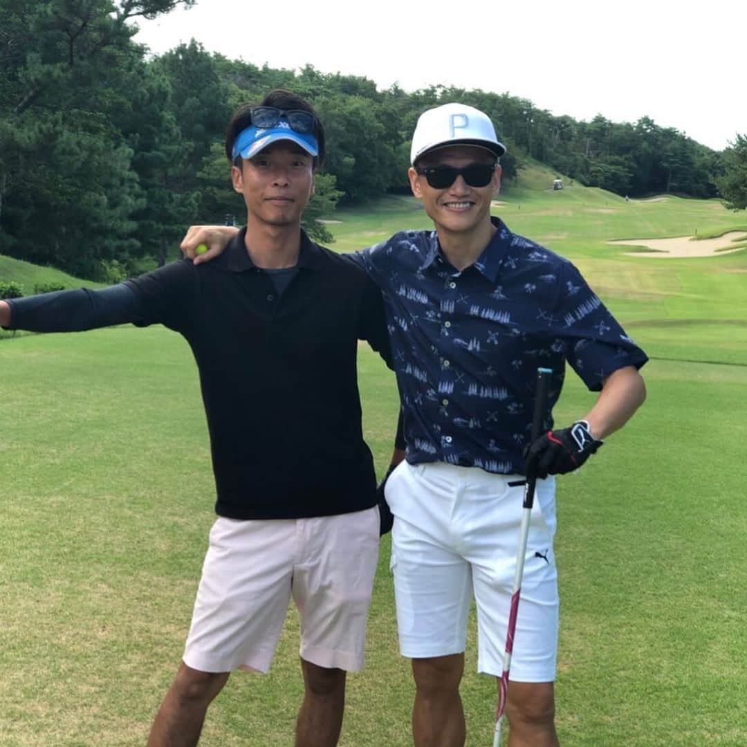播戸竜二さんのインスタグラム写真 - (播戸竜二Instagram)「『バーディー』 ・ ジェイミー・バーディーじゃないよ⚽️ ・ 地元の兵庫県でゴルフしました⛳️🏌️‍♂️ ・ 俺のゴルフの目標は、楽しくやって、バーディーを出す事！ ・ 今回は見事にミッションコンプリート👍 ・ スコアも56.56の112でベスト⛳️🏌️‍♂️ ・ 暑かったけれど、熱くできました！ ・ ゴルフは楽しいね😁 ・ ・ #小野グランドカントリークラブ  #ゴルフ #golf  #バーディー #pumagolf  #真っ白コーデ #お誘い待っています #バンコ #お菓子は食べてません」8月14日 13時25分 - ryuji_bando