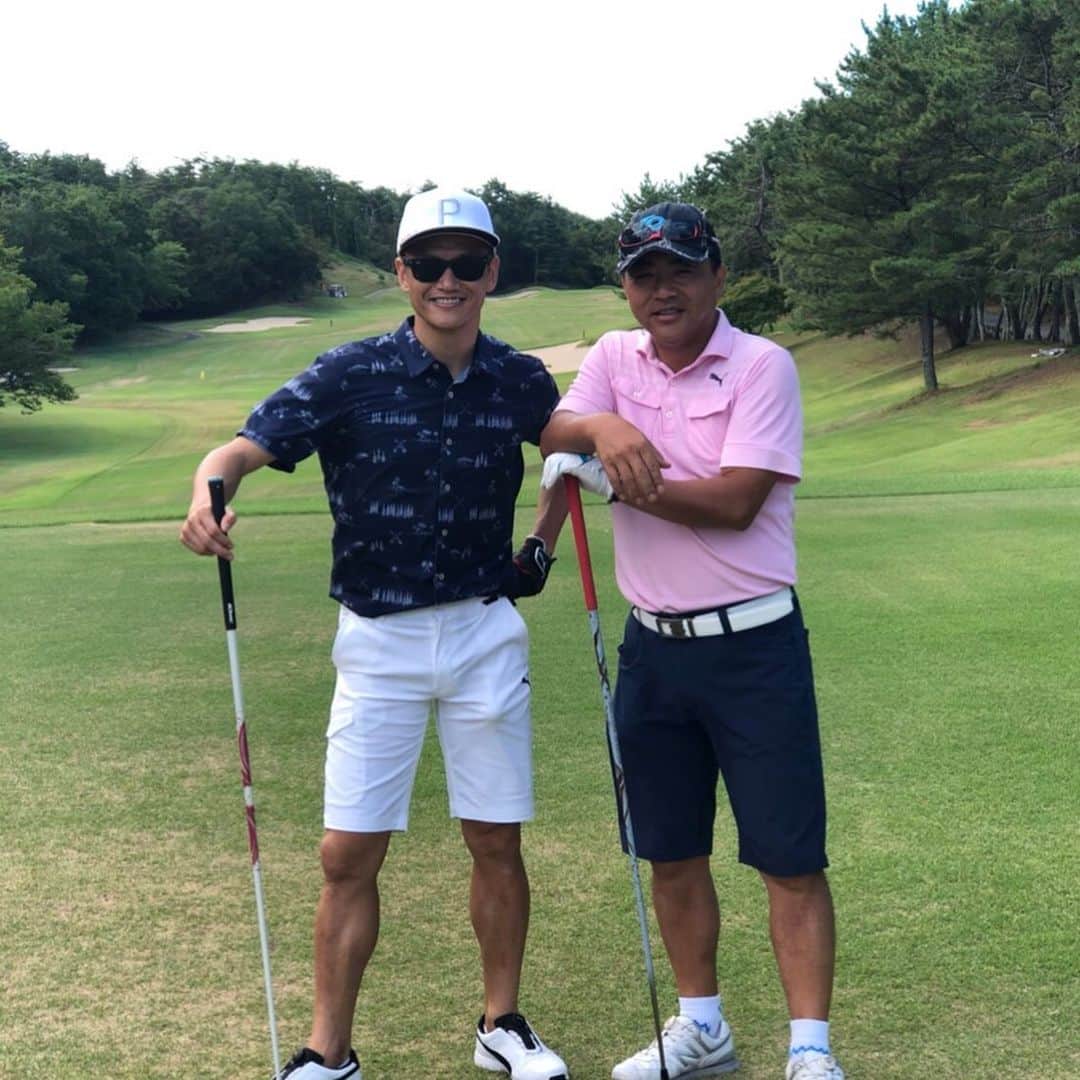 播戸竜二さんのインスタグラム写真 - (播戸竜二Instagram)「『バーディー』 ・ ジェイミー・バーディーじゃないよ⚽️ ・ 地元の兵庫県でゴルフしました⛳️🏌️‍♂️ ・ 俺のゴルフの目標は、楽しくやって、バーディーを出す事！ ・ 今回は見事にミッションコンプリート👍 ・ スコアも56.56の112でベスト⛳️🏌️‍♂️ ・ 暑かったけれど、熱くできました！ ・ ゴルフは楽しいね😁 ・ ・ #小野グランドカントリークラブ  #ゴルフ #golf  #バーディー #pumagolf  #真っ白コーデ #お誘い待っています #バンコ #お菓子は食べてません」8月14日 13時25分 - ryuji_bando