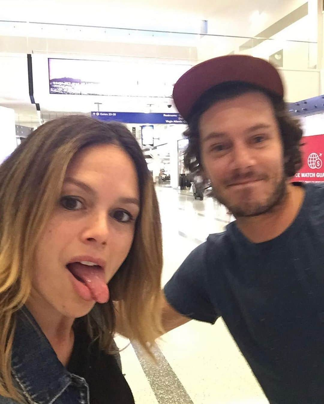 Just Jaredさんのインスタグラム写真 - (Just JaredInstagram)「Summer and Seth are back together - @rachelbilson and Adam Brody ran into each other tonight at JFK Airport and fans are freaking out! #RachelBilson #AdamBrody #TheOC Photo: @rachelbilson」8月14日 13時25分 - justjared