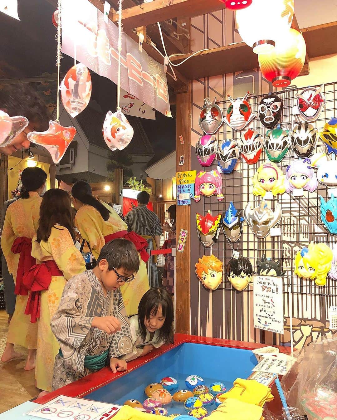 のインスタグラム：「【大江戸温泉に来ました〜！】. . . . . . . . . . 夏休み、受験生のはる兄とれんちびの休みが合うのが3日だけです。. . . . . . . . 今日ははる兄とれんちびの気分転換に温泉に来ました〜！. . . . . . . . . 好きな時に温泉に入って、のんびり過ごそう！. . . . . . . 夜まで何回お風呂に入れるかな？. . . . . . . . #温泉 #大江戸温泉物語 #綿あめ #hotsprings #cottoncandy #buddhistvacation」