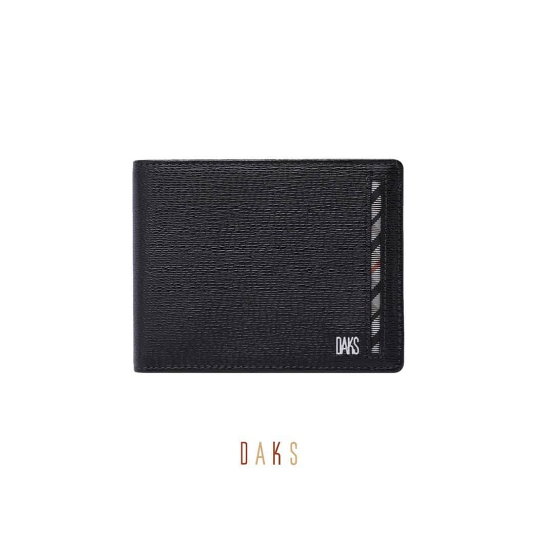 DAKS Koreaさんのインスタグラム写真 - (DAKS KoreaInstagram)「• DAKS accessories . 지갑 선물, 고민될 땐 닥스 지갑을 선택하세요! 견고한 사피아노 레더와 닥스만의 시그니처 체크가 클래식한 금주 MD추천 체크라인 포인트 반지갑을 LF몰에서 만나보세요! . [MD’s PICK] #DBWA9F912BK . #닥스 #닥스코리아 #닥스액세서리 #DAKS #DAKSACCESSORIES #Lfmall #닥스지갑 #남성지갑 #남성반지갑 #남성지갑추천 #가죽지갑 #사피아노지갑 #지갑스타그램 #지갑선물 #지갑추천 #반지갑추천 #남성선물 #선물추천」8月14日 13時30分 - dakskorea_accessories