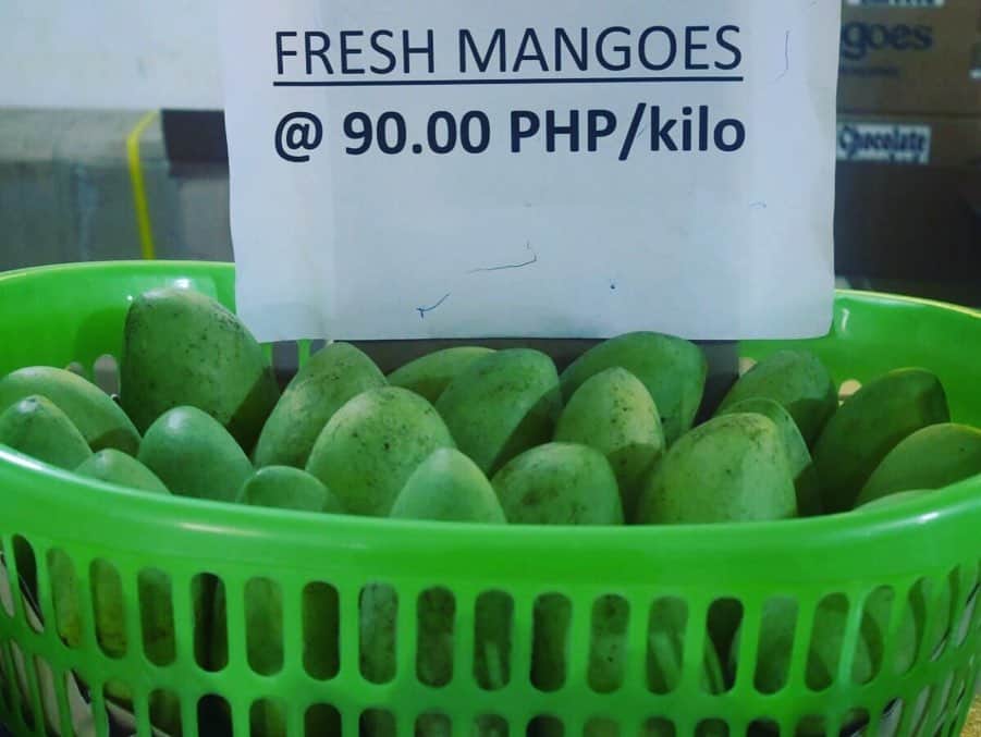 ETHOSさんのインスタグラム写真 - (ETHOSInstagram)「こんにちは！エトスのkanです🇵🇭 ・ ・ ・ フィリピンのお土産で一番人気と言っていい「7Dマンゴー」ですが、セブ島のマンダウエに工場直販所があります😇  ここでは7Dマンゴー製品を一番安く買う事が可能。  工場直販所で買った方がスーパーで買うより、15ペソ（30円）くらい安い。お土産をまとめ買いする人にはおすすめ😎  しかも、、、、 工場直販所でしか買えない限定ジュースもあります🤭  場所は「マンダウエ」にあるので、マンダウエ方面行った方は行ってみてください。  この工場直販所だけの目的で行くと、建物が小さくて見所が少ないのでショックを受けると思います。。。。笑  一つ言えることは、セブ島のマンゴー超美味しいです🤤  何度食べても感動するので、 是非、セブに来たらマンゴー食べてみましょうね！ ・ ・ ・ プロフィールのURLからHPもチェックしてください😇 👇 @ethos_cebu ・ ・ ・ #セブ島 #セブ #フィリピン #ワーホリ #ワーキングホリデー #留学 #セブ島留学 #フィリピン留学 #ホームステイ #海外留学 #語学留学 #短期留学 #ワーホリ生活 #留学中 #留学準備 #海外就職  #高校留学 #セブ島生活 #セブ生活 #フィリピン生活 #東南アジア旅行 #東南アジア好き #留学したい人と繋がりたい #社会人留学 #ワーホリしたい #格安留学 #長期留学  #オンライン英会話 #英語  #マンゴー」8月14日 13時30分 - ethos_cebu
