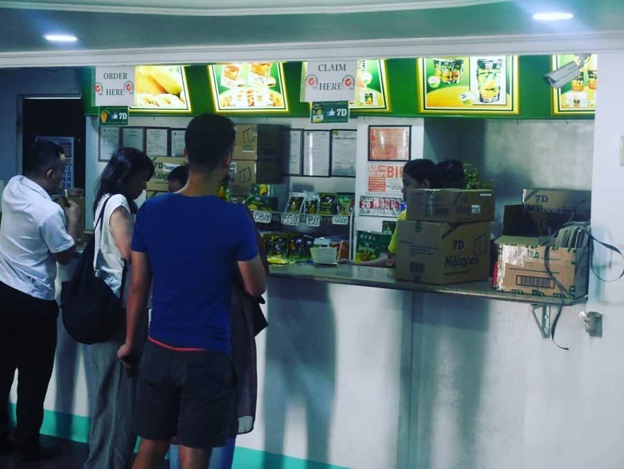 ETHOSさんのインスタグラム写真 - (ETHOSInstagram)「こんにちは！エトスのkanです🇵🇭 ・ ・ ・ フィリピンのお土産で一番人気と言っていい「7Dマンゴー」ですが、セブ島のマンダウエに工場直販所があります😇  ここでは7Dマンゴー製品を一番安く買う事が可能。  工場直販所で買った方がスーパーで買うより、15ペソ（30円）くらい安い。お土産をまとめ買いする人にはおすすめ😎  しかも、、、、 工場直販所でしか買えない限定ジュースもあります🤭  場所は「マンダウエ」にあるので、マンダウエ方面行った方は行ってみてください。  この工場直販所だけの目的で行くと、建物が小さくて見所が少ないのでショックを受けると思います。。。。笑  一つ言えることは、セブ島のマンゴー超美味しいです🤤  何度食べても感動するので、 是非、セブに来たらマンゴー食べてみましょうね！ ・ ・ ・ プロフィールのURLからHPもチェックしてください😇 👇 @ethos_cebu ・ ・ ・ #セブ島 #セブ #フィリピン #ワーホリ #ワーキングホリデー #留学 #セブ島留学 #フィリピン留学 #ホームステイ #海外留学 #語学留学 #短期留学 #ワーホリ生活 #留学中 #留学準備 #海外就職  #高校留学 #セブ島生活 #セブ生活 #フィリピン生活 #東南アジア旅行 #東南アジア好き #留学したい人と繋がりたい #社会人留学 #ワーホリしたい #格安留学 #長期留学  #オンライン英会話 #英語  #マンゴー」8月14日 13時30分 - ethos_cebu