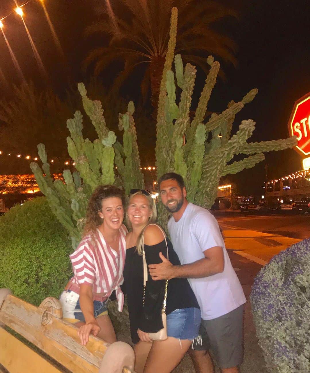 アリソン・シュミットのインスタグラム：「I really like 🌵&🌴 but I really love these 👫」