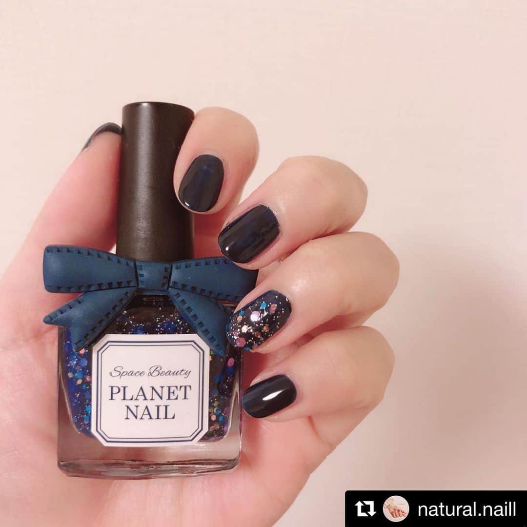 のインスタグラム：「@natural.naill さん PLANET NAIL Basic Line PLB24 深海の空中庭園 を使用したネイルアレンジのご紹介ありがとうございます💅 #planet_jp ・ #Repost @natural.naill with @get_repost ・・・ .﻿ ﻿ ﻿ ﻿ @planet.jp ﻿ ﻿ PLB24 深海の空中庭園﻿ ﻿ ﻿ ﻿ ﻿ ﻿ ﻿ ﻿ ﻿ ﻿ ﻿ ﻿ ﻿ ﻿ ﻿ ﻿ ﻿#PR #planet_jp  #nail #nails #naturalnail #naildesign﻿ #셀프네일 #귀여운네일 #네일아트디자인 ﻿ #ネイル #ネイルデザイン﻿ #セルフネイル #セルフネイル部﻿ #ナチュラルネイル #大人ネイル﻿ #ショートネイル #ニュアンスネイル﻿ #トレンドネイル #オフィスネイル﻿ #簡単ネイル #シアーネイル #くすみネイル﻿ #くすみカラー #秋ネイル #深海の空中庭園 #ブルーネイル#planetnail #ラメネイル」
