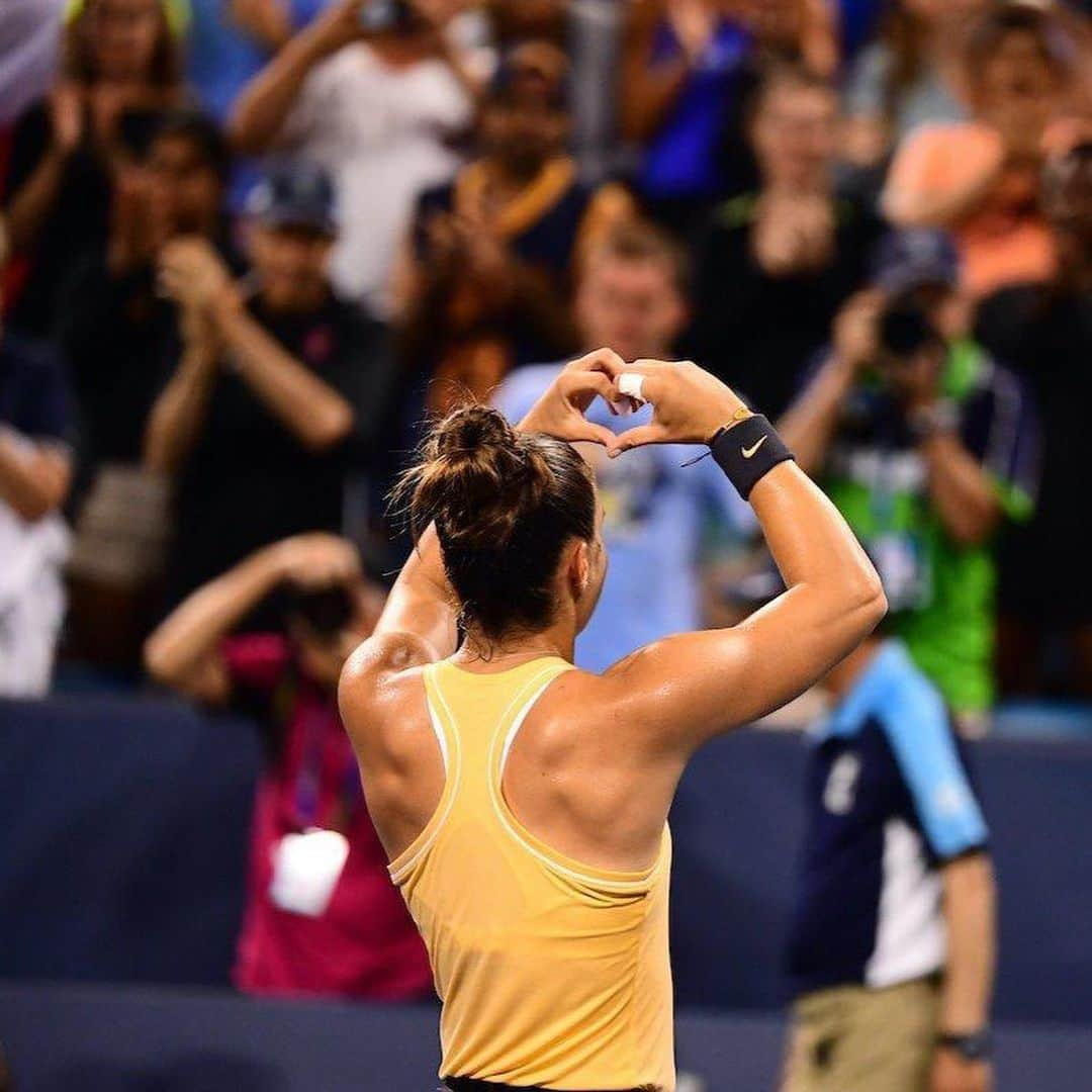 マリア・サッカリさんのインスタグラム写真 - (マリア・サッカリInstagram)「What an incredible night, Cincy your atmosphere was electrifying ❤️ Petra you are such an inspiration for so many, honoured to be able to share a court with you.  Not going to forget this one in a hurry! Full focus on the next round now.  #SakkAttack #Cincy #OnToTheNextRound #Cincinnati #Spartan #ThankYouCincy #Inspiration」8月14日 19時05分 - mariasakkari