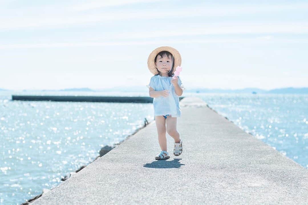 タビスルキッズのインスタグラム：「こんばんは😊 現在、「夏」を楽しんでいるお写真・動画を募集中です✨ 本日の #タビスルキッズ はこちら💕 📷@___m.m.camera___さん 🚩岡山県・「青佐鼻海岸」 🎙ご本人コメント 夏休み満喫中〜♡ . 昨日は向日葵行ったけど レタッチ迷走中なので 今日の海先に載せちゃう。 . キラッキラのうみ 癒された〜♡♡ . けど、 暑すぎるし もちゃん砂食べるし ちょっとだけ楽しんで 即退散😂😂😂 . 貝殻たくさん 拾ってきたので おやすみちゅう めちゃんと工作するよーん♡﻿﻿﻿﻿﻿ ＊＊＊＊＊＊ 夏休みに色々なところで楽しい思い出が出来そうですね✨いつも、素敵なお写真ありがとうございます💕」