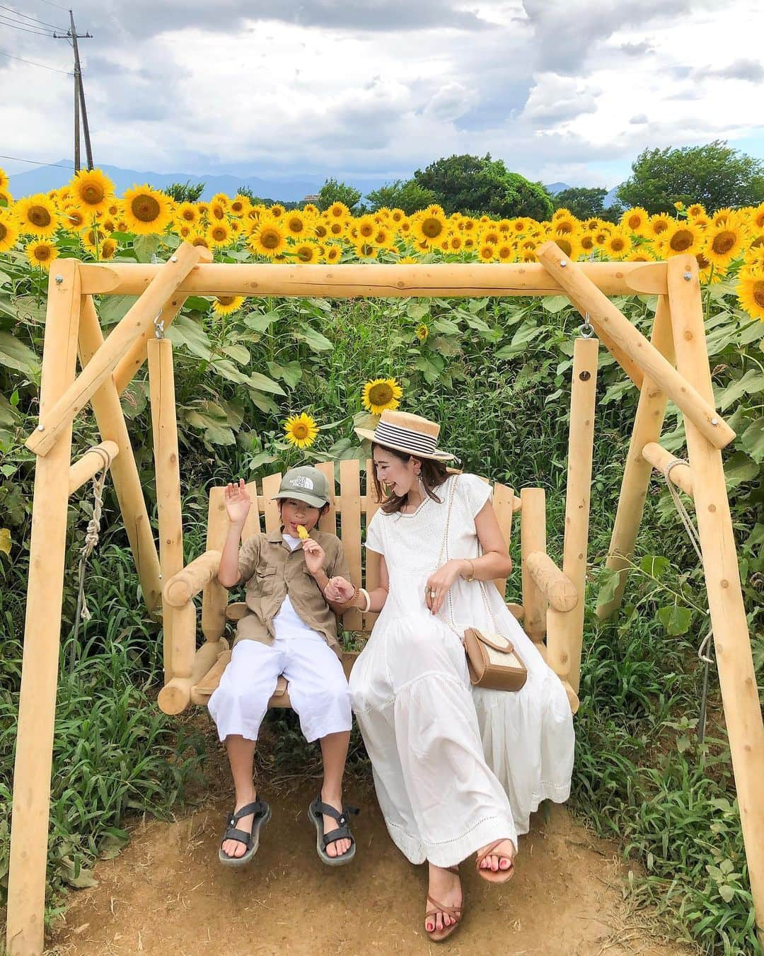 l.lily1013さんのインスタグラム写真 - (l.lily1013Instagram)「・ 昨日のひまわり畑🌻🌻 座間のひまわり祭りに行ってきたよー！！ 去年のリベンジ果たせました😊 ・ 親子でベージュとホワイトでリンクコーデ😊 ・ onepiece @stylebar.jp  bag @amber___jp ・ ・ 息子 tops @globalwork_official  bootoms @zara  cap&shose @thenorthface ・ #タビジョ#カベジョ #ひまわり畑 #夏旅 #夏旅行#夏コーデ#ひまわり#genic_mag #genic_japan #カジュアルコーデ#シミラールック#リンクコーデ#お揃いコーデ #親子コーデ#夏休み#シンプルコーデ#プチプラコーデ #きれいめカジュアル#大人カジュアル #大人カジュアルコーデ#ママコーデ#ママファッション #おやこーで#男の子ママ#30代コーデ#ノースフェイス #zarakids #ひまわりイエロー#locari#mineby3mootd」8月14日 19時09分 - l.lily1013