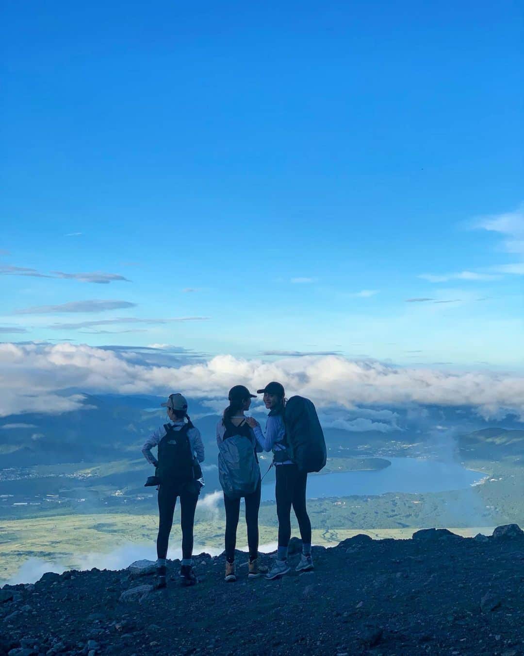 Mai Wakimizuさんのインスタグラム写真 - (Mai WakimizuInstagram)「初めての富士山は7合目で幕を閉じ、気合十分だったのでなんだか拍子抜けの結果に。笑 悔いはあるけどそれも自然！その分来年の楽しみに取っておく＼(^o^)／振り返れば、3人であーだこーだ言いながらの登山準備から始まり、山手線で挟まったり無言で全力疾走したりの珍道中もあり、全てが良い経験になりました♡富士山は逃げない！また来年会いに来ます♡ #富士山#富士山登山#登山#山ガール」8月14日 19時09分 - wakkin__m