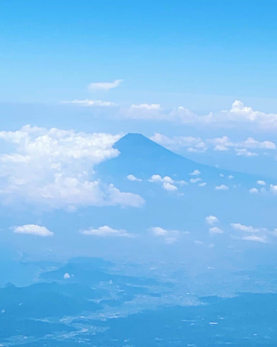 中江有里さんのインスタグラム写真 - (中江有里Instagram)「いつも火曜日にお台場出勤していますが、今週は１５日木曜も臨時出勤です。写真は先日大阪から帰るときに見えた富士山です。」8月14日 19時10分 - yurinbow1226