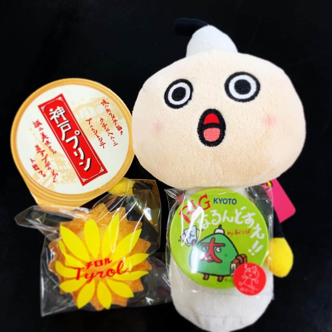 のインスタグラム：「たくさんお裾分けをいただきました☺️嬉しいなぁ。甘いものは正義。 スタジオのたわわちゃんが持っているのは新グッズのガチャガチャのピンバッチです。ねらっていた「たわわどすえバッチ」「タワーママバッチ」ではなく「送り火くん」でしたが、時期的にも「BIGなるんどすえ」のメッセージもえぇなぁと。でもやっぱりたわわちゃんのが欲しいなぁ。 #たわわちゃん #DJAIKO62 #京都タワー #今日もスタジオにはたわわちゃん #お土産 #おすそ分け #ありがとう #神戸プリン #チロル #送り火くん」