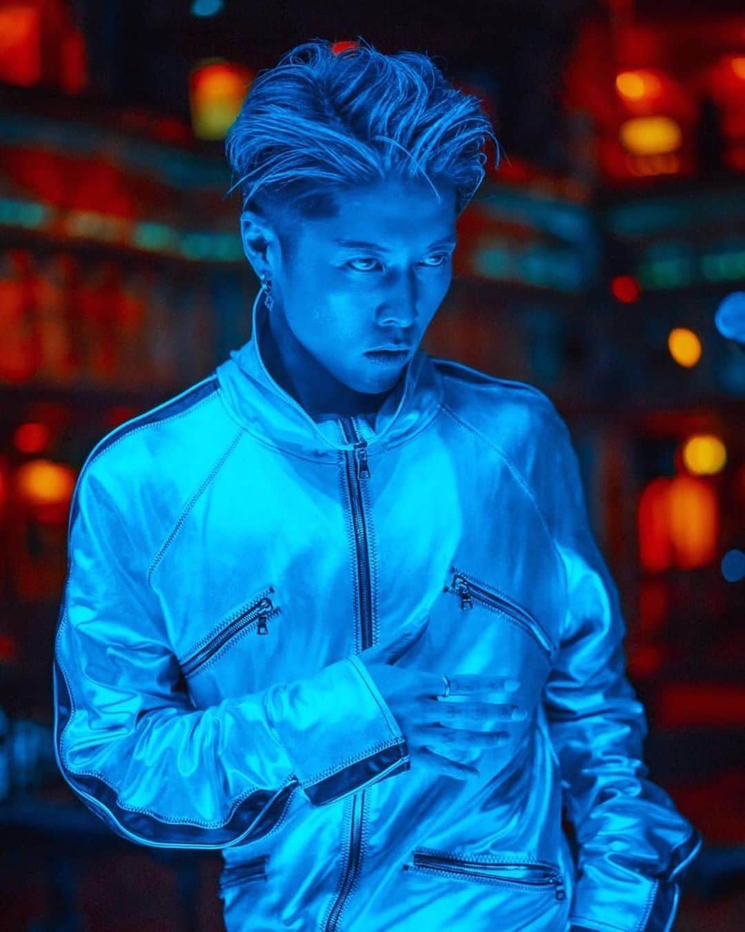 のインスタグラム：「Next, DETROIT 👽⚡️⚡️⚡️ #Repost @miyavi_news 【Photo】 2019/8/13 #MIYAVI_Chicago #NoSleepTillTokyo #worldtour2019 DAY12 . #repost @zb_images 5 minute photo shoot today before the house of blues show  in Chicago @miyavi_ishihara is on fire tonight. Tomorrow motor city. #houseofblueschicago #chicago #miyavi #portrait #tourphotographer #ontheroad #bluehair #glam #guitarrock #hobchicago @hobchicago #5minphotoshoot」