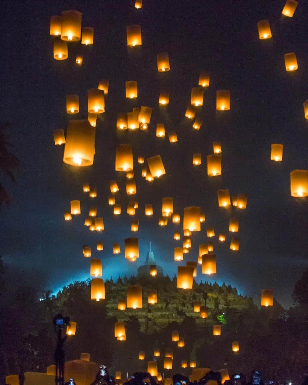 Canon Asiaのインスタグラム：「“This was the moment when lanterns were released at the Borobudur temple to celebrate Vesak day.” On Vesak day, the temple becomes a meeting point for Buddhists to celebrate and festivities end off with the release of sky lanterns to act as a symbol of enlightenment.  Getting a breathtaking shot like this takes practice. Go out and experiment 🧪 what your camera can do in low-light conditions. 🌃 This will allow you to familiarise yourself with the settings ⚙️ needed to shoot at night. . 📷 Image by @agustinuscodhot shot using the Canon EOS 5D Mark III | Canon EF 100-400mm f4.5-5.6L IS USM | f/4.5 | 1/50s | ISO 4000 | 100mm  Want your photos to be featured too? Tag them with #canonasia or submit them on My Canon Story, link in bio!  #canonasia #photography #skylantern #lantern #vesak #borobudur #indonesia_photography #indonesia」