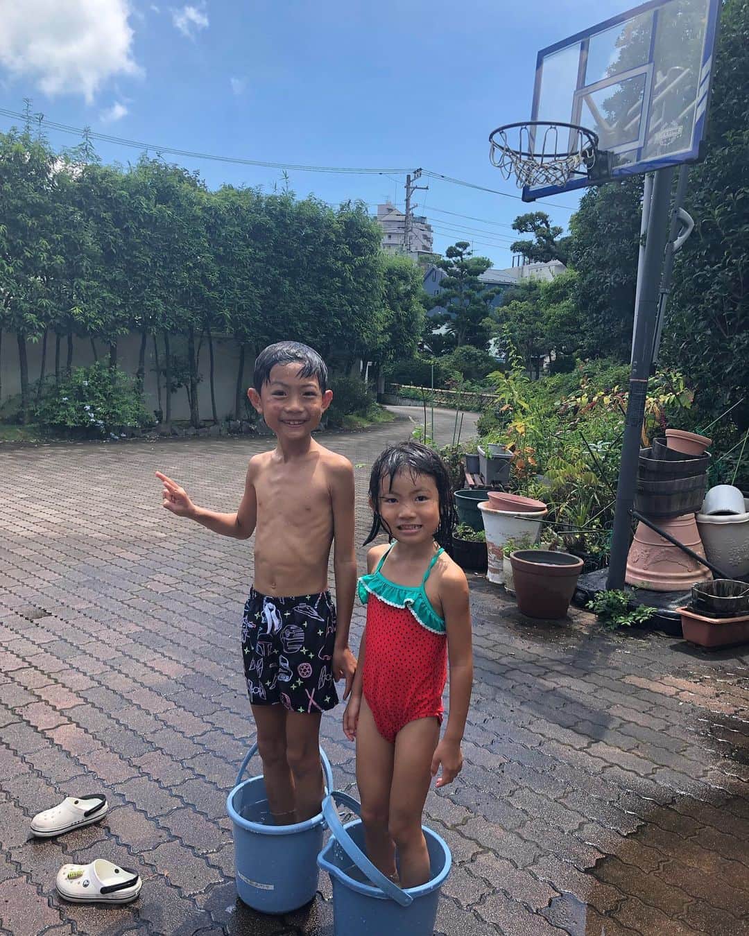 甘糟記子さんのインスタグラム写真 - (甘糟記子Instagram)「朝ごはんを食べて戻ると、あまりの暑さに庭で水遊び( ^ω^ )  ビニールプール出すのもめんどくさいな〜と、水鉄砲だけにしなさい！と、バケツ用意してたらこんななってた（笑）  りょうちゃん家と大違い（笑）  でも少しは涼めたのかな？（笑）  そしてこの後はみんなで江ノ島ボウルへ！  従兄弟が経営する江ノ島ボウルは、小さい頃から遊んできた場所です(≧∀≦) 私と姉は140.150のスコア！  昔はもっと体力もあったのに、今は辛いね（笑）  でも久しぶりに楽しかった〜！ #実家#湘南#息子殿姫#息子殿に#姫#庭遊び#水遊び#バケツ#夏休み#仲良し#江ノ島ボウル#ボーリング」8月14日 13時47分 - norihey924