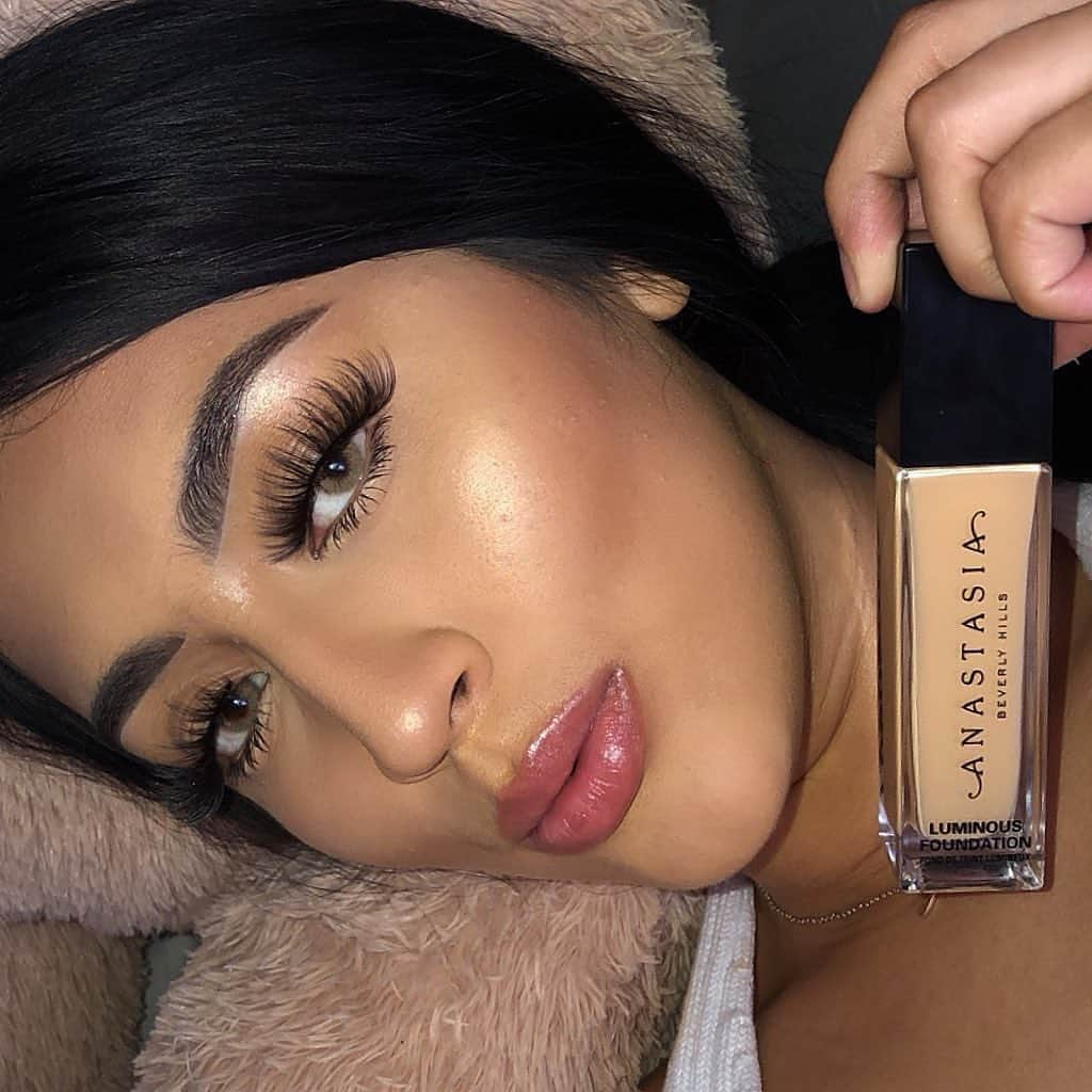 Anastasia Beverly Hillsさんのインスタグラム写真 - (Anastasia Beverly HillsInstagram)「Flawless look @mishelsbeauty * #ABHFoundation Shade 305N * Loose Setting Powder in Banana * Brow Wiz Ebony and Clear Brow Gel * Dewy Setting Spray」8月14日 13時58分 - anastasiabeverlyhills