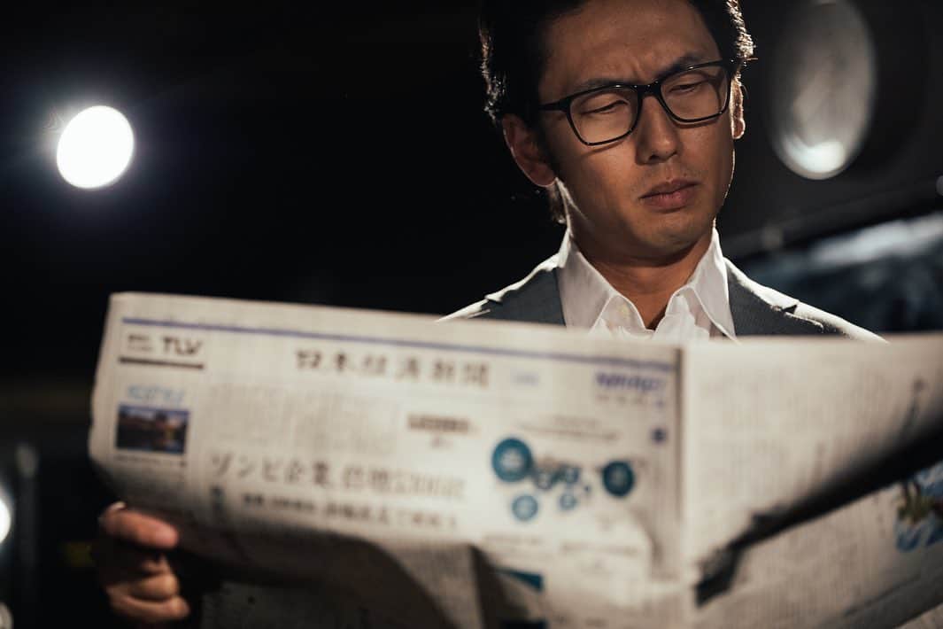 大川竜弥のインスタグラム：「日経新聞掲載記念に「経済新聞を読むビジネスマン」のフリー素材を撮影しました（1〜3枚目）。4枚目は「競馬新聞を読む男性」のフリー素材です。 #大川竜弥 #日経新聞」