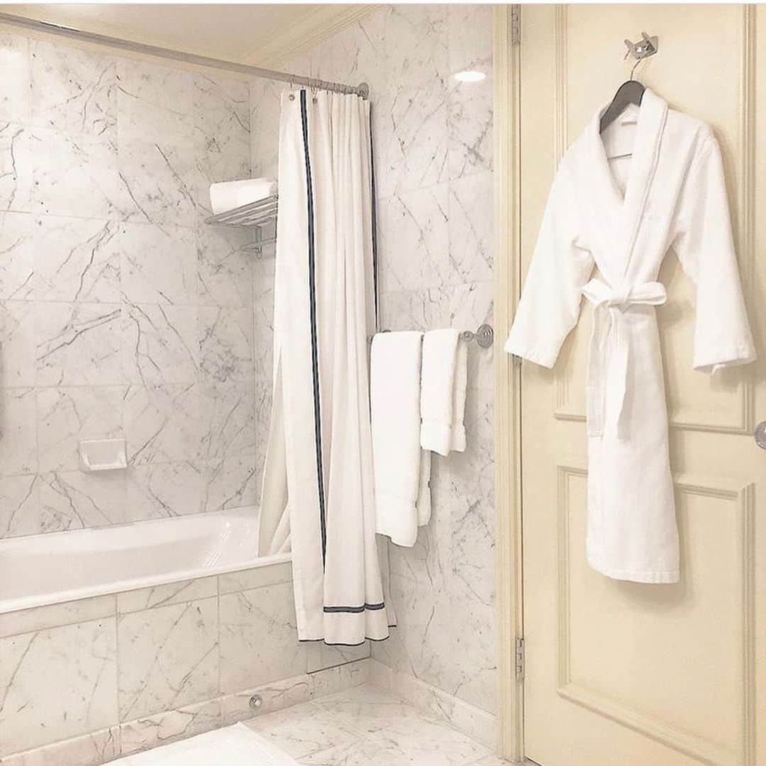 The Ritz-Carlton, Osakaさんのインスタグラム写真 - (The Ritz-Carlton, OsakaInstagram)「イタリア製大理石でしつらえたバスルーム。エレガントで洗練された雰囲気の中で寛ぎのひとときをお過ごしください。 . . Come home to a beautiful bathroom like this. The Italian marbles brings an elegant, refined atmosphere while you refresh and relax after a long, hot day. . . . . . . . #RCMemories #theritzcarltonosaka #osaka #japan #hotels #luxury  #japan_vacations #hotelroom #hotellife #beautifulhotels #travelandleisure #besthotels #luxurytrip  #luxuryhotel #beautifulhotels #大阪 #ザリッツカールトン大阪 #リッツカールトン大阪 #景色綺麗 #大阪ホテル #記念日旅行 #関西旅行 #ステイケーション」8月14日 14時04分 - ritzcarlton.osaka