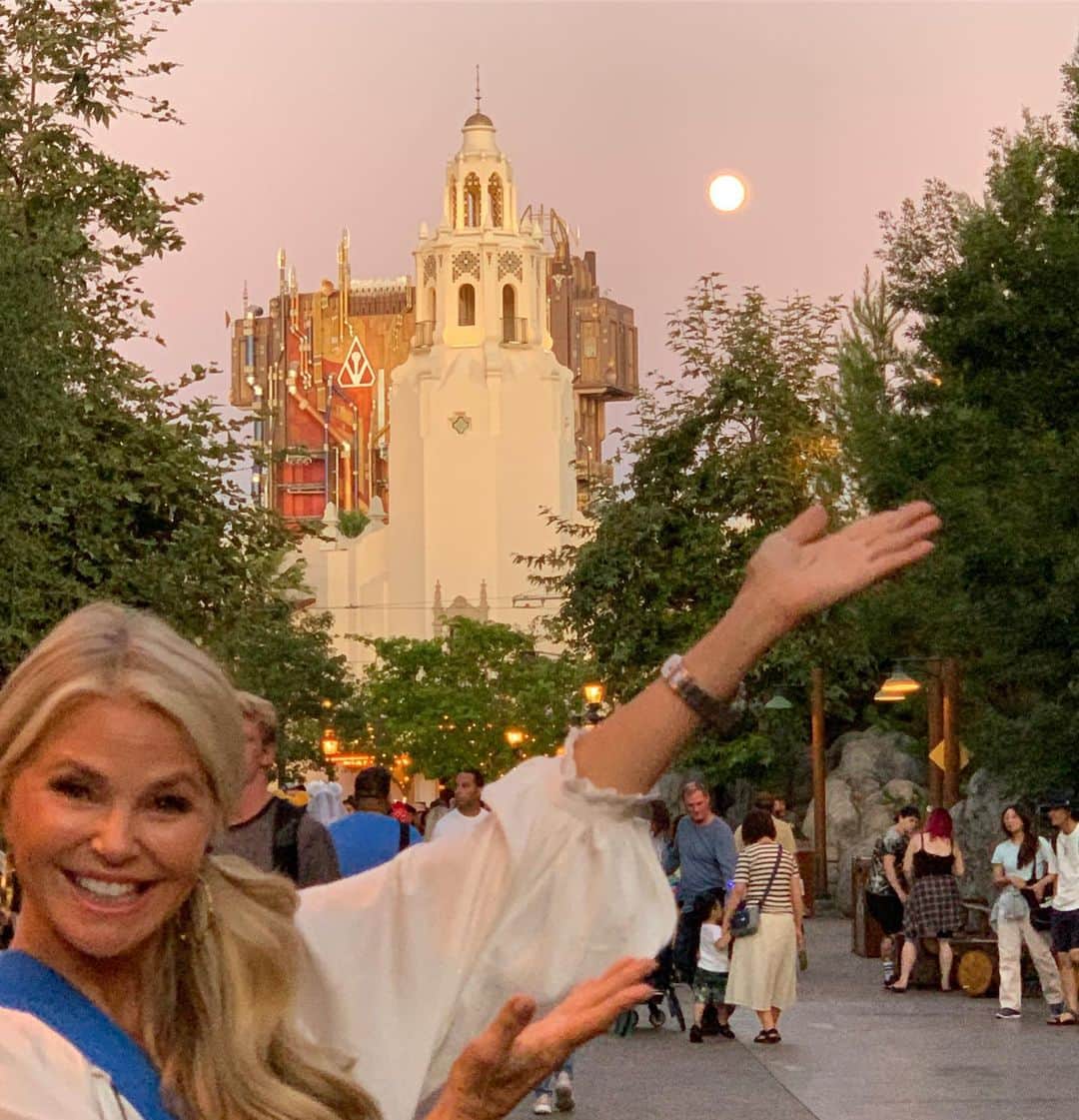 クリスティ・ブリンクリーさんのインスタグラム写真 - (クリスティ・ブリンクリーInstagram)「A Whole Lot a  Magic!!!! Disneyland!!!!」8月14日 14時16分 - christiebrinkley
