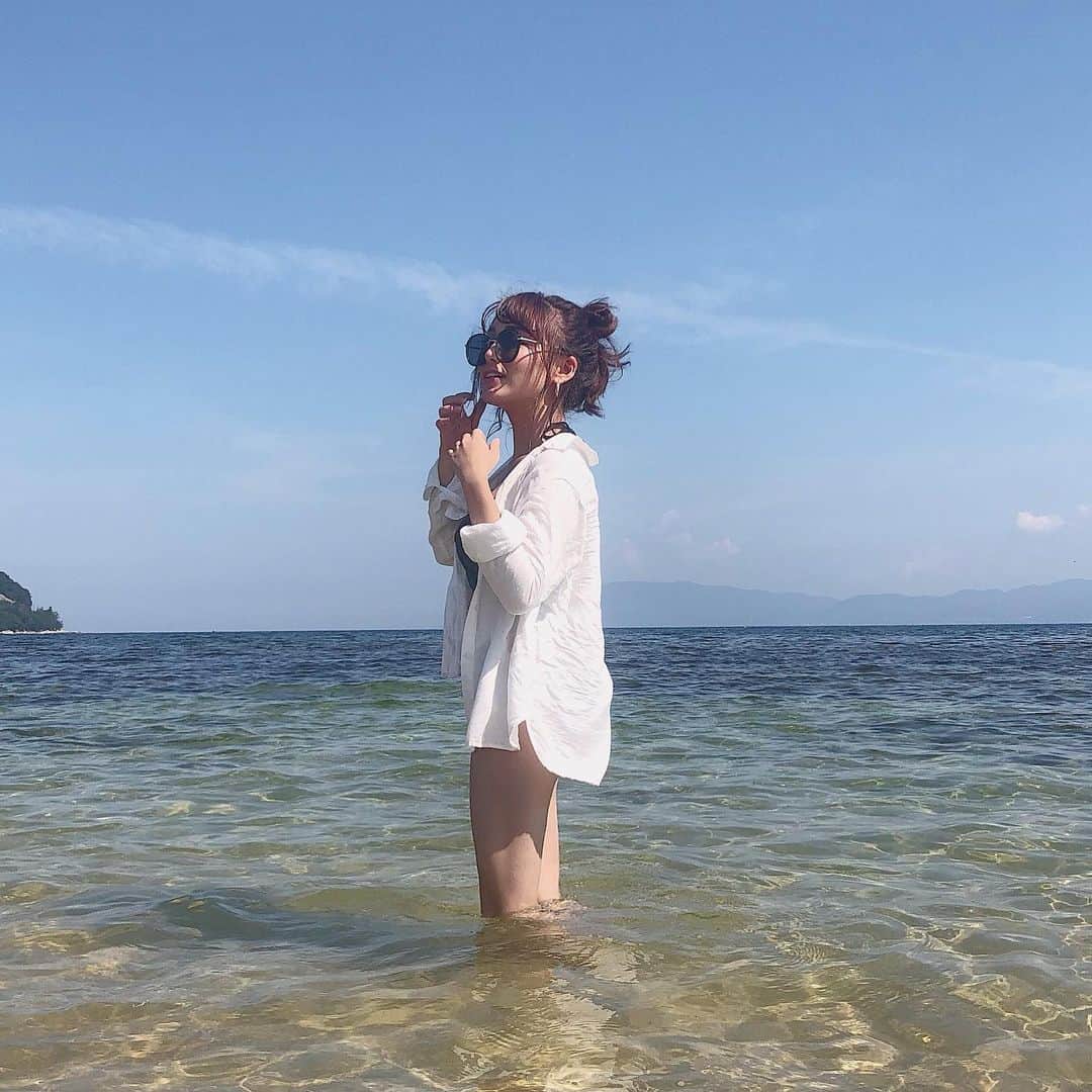 安原舞さんのインスタグラム写真 - (安原舞Instagram)「#ハワイ にきました！🍹🌺﻿ ﻿ ﻿ ( 嘘です )﻿ 福井県の #水島 です🏝﻿ ﻿ 💭めちゃくちゃ綺麗な海で一生ぷかぷかしときたい﻿ ﻿ ﻿ #ハワイ行きたすぎて﻿ #嘘つきました﻿ #すみません」8月14日 14時14分 - mai_yasuhara