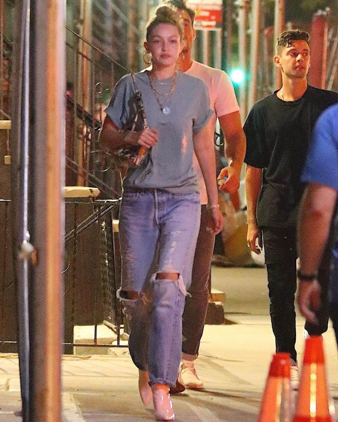 Just Jaredさんのインスタグラム写真 - (Just JaredInstagram)「Rumored new couple @gigihadid & @tylerjcameron3 enjoy a night out with friends! #GigiHadid #TylerCameron Photos: Backgrid」8月14日 14時09分 - justjared