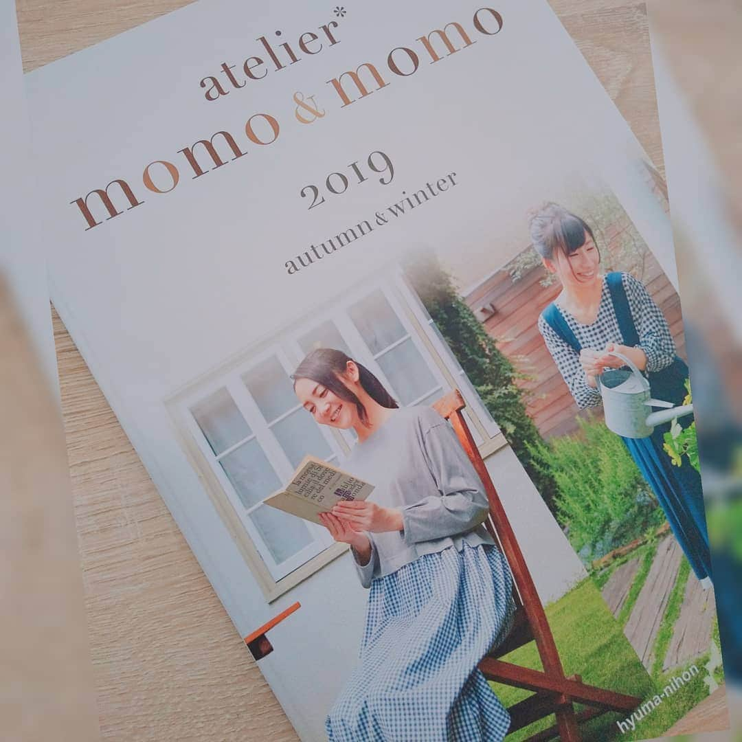 佐々木実季さんのインスタグラム写真 - (佐々木実季Instagram)「飛馬日本様の「atelier momo&momo」の2019年秋冬のカタログが発行されました🍳春夏号に続きモデルを務めさせていただいています☺️可愛いだけでなく着心地も動きやすさも抜群なので、忙しく動き回るママさん達にも是非オススメしたいです♥️ちなみに私も家で一人でも可愛い格好でいたい派です😁 #アトリエモモ&モモ #ateliermomo&momo #ルームウェア #エプロン #カタログ #2019年秋冬 #モデル #2019年aw #部屋着 #カタログモデル #ナチュラルメイク #ナチュラルコーデ #ナチュラルが1番 #主婦コーデ #ママコーデ #ワンピースエプロン #ワンピース #エプロンドレス #妊婦コーデ #佐々木実季 #autumnwinter2019 #japanesemodel #model #catalogue #roomwear #apron #catalog #aprondress #aw2019 #onepiece」8月14日 14時21分 - miki.sasaki_golf