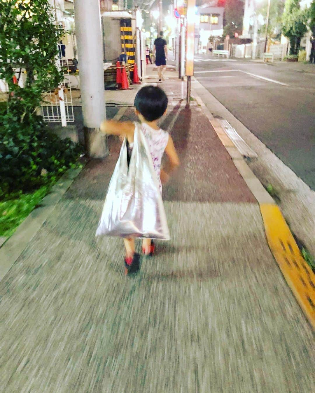 あびる優さんのインスタグラム写真 - (あびる優Instagram)「後ろ姿、逞しくなったな😋❣️ お荷物持ってくれてありがとう😊✨ #family#dauther#clover#love#cute#iloveyou#家族#親子#娘#愛娘#四つ葉のクローバー#愛しい#かわいい#後ろ姿#逞しい#成長」8月14日 14時23分 - yuabiru74