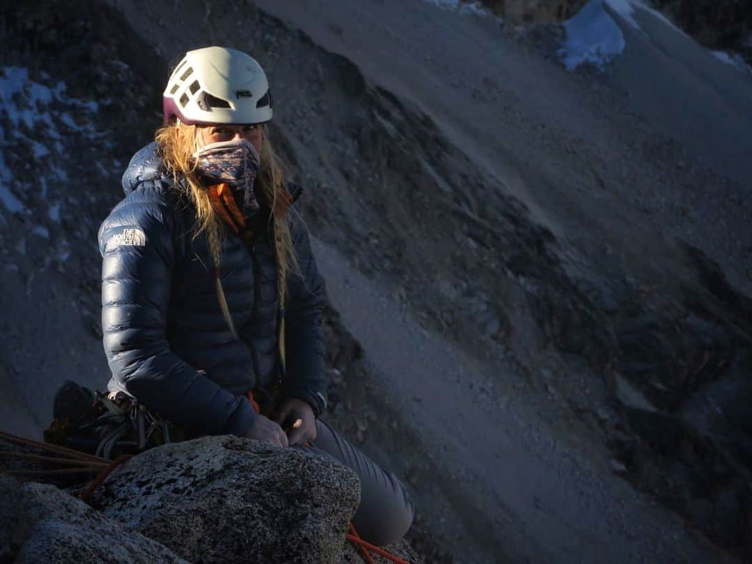 エミリー・ハリントンのインスタグラム：「Fleeting comfort @ 17,000ft 🌞💕👉🥶 // 8/8/19 La Esfinge, Cordillera Blanca, Peru 🇵🇪 // 📸 @robrtomorales // #Originate2 // @petzl_official」