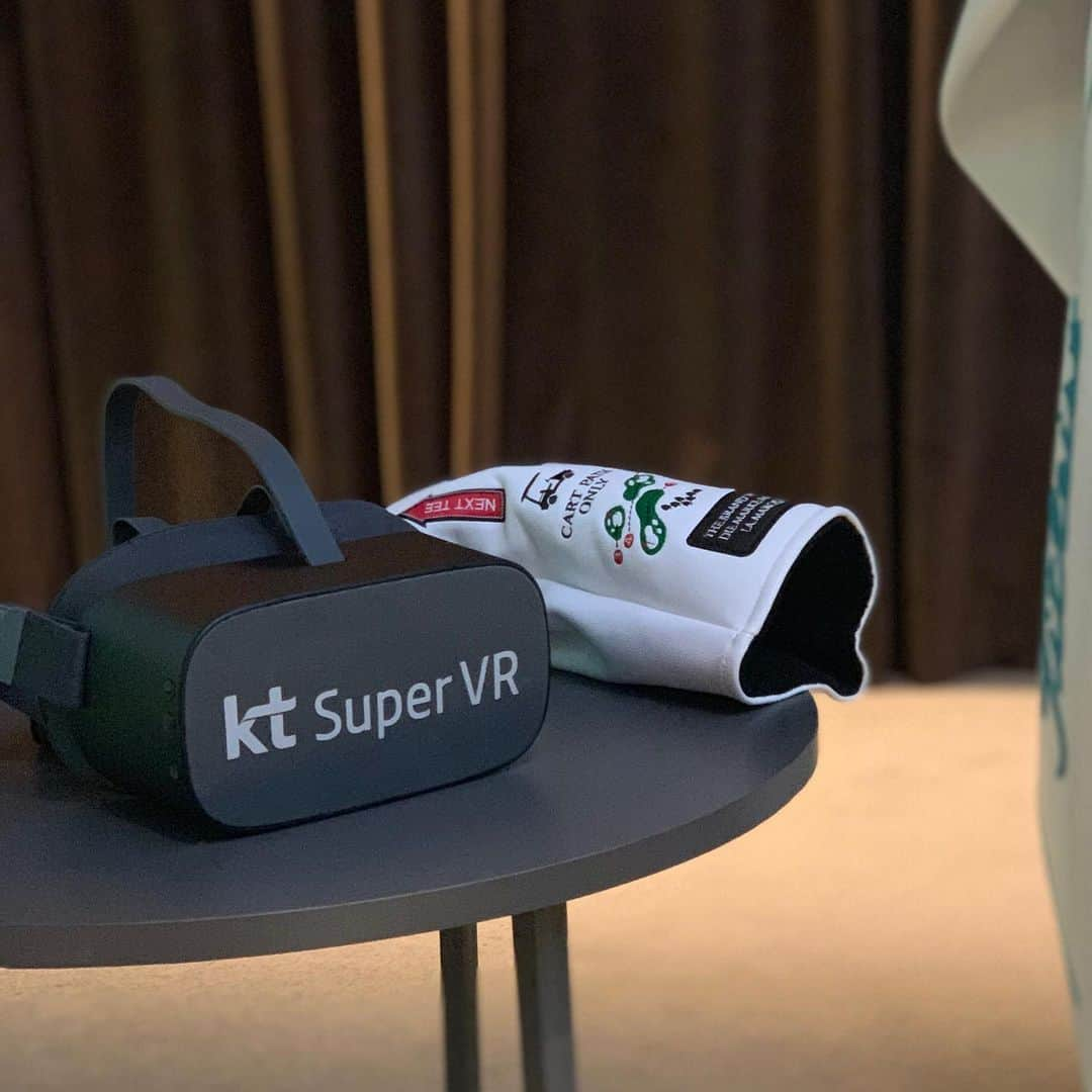 金惠理さんのインスタグラム写真 - (金惠理Instagram)「#ktsupervr . 올레tv모바일 어플로도 무료 시청 가능❣️ (네, 저도 SKT유저인데 회원가입만하면 가능하대요) . . 야외 활동을 자제하라는 폭염 경보 속에 진행된 360도 3D VR 촬영. #극한직업 . . 한국에 몇 대 없다는, 소나타 한 대 값이라는 저 ET같이 생긴 카메라와 대화하는 중.  #여우주연상  #이젠연기도합니다 . . 360도 촬영 모드 들어가면 나 혼자만 덩그러니 남아서 연기😅」8月14日 14時30分 - thehyeleekim